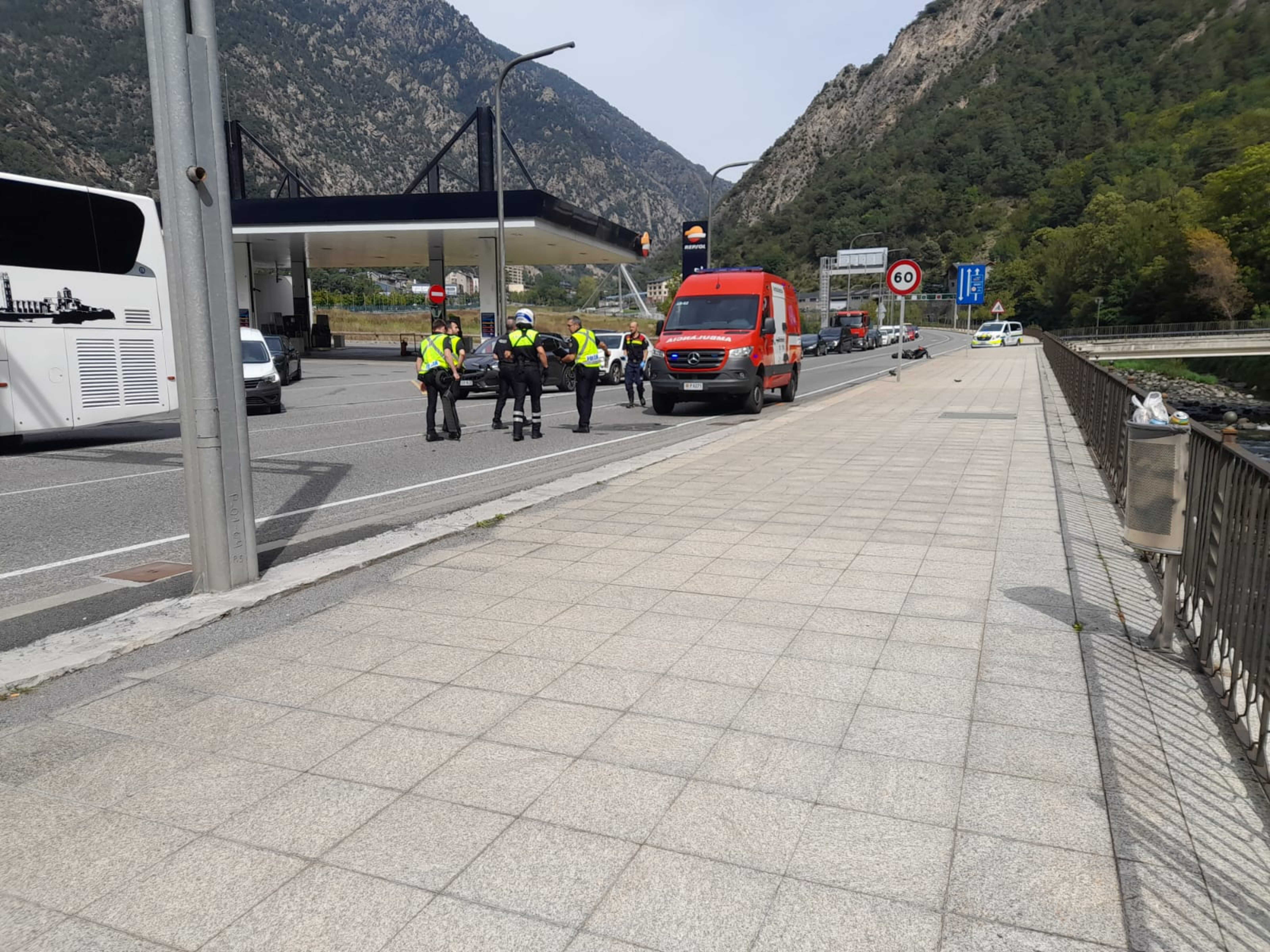 Policies, bombers i agents de circulació en el lloc de l'accident.