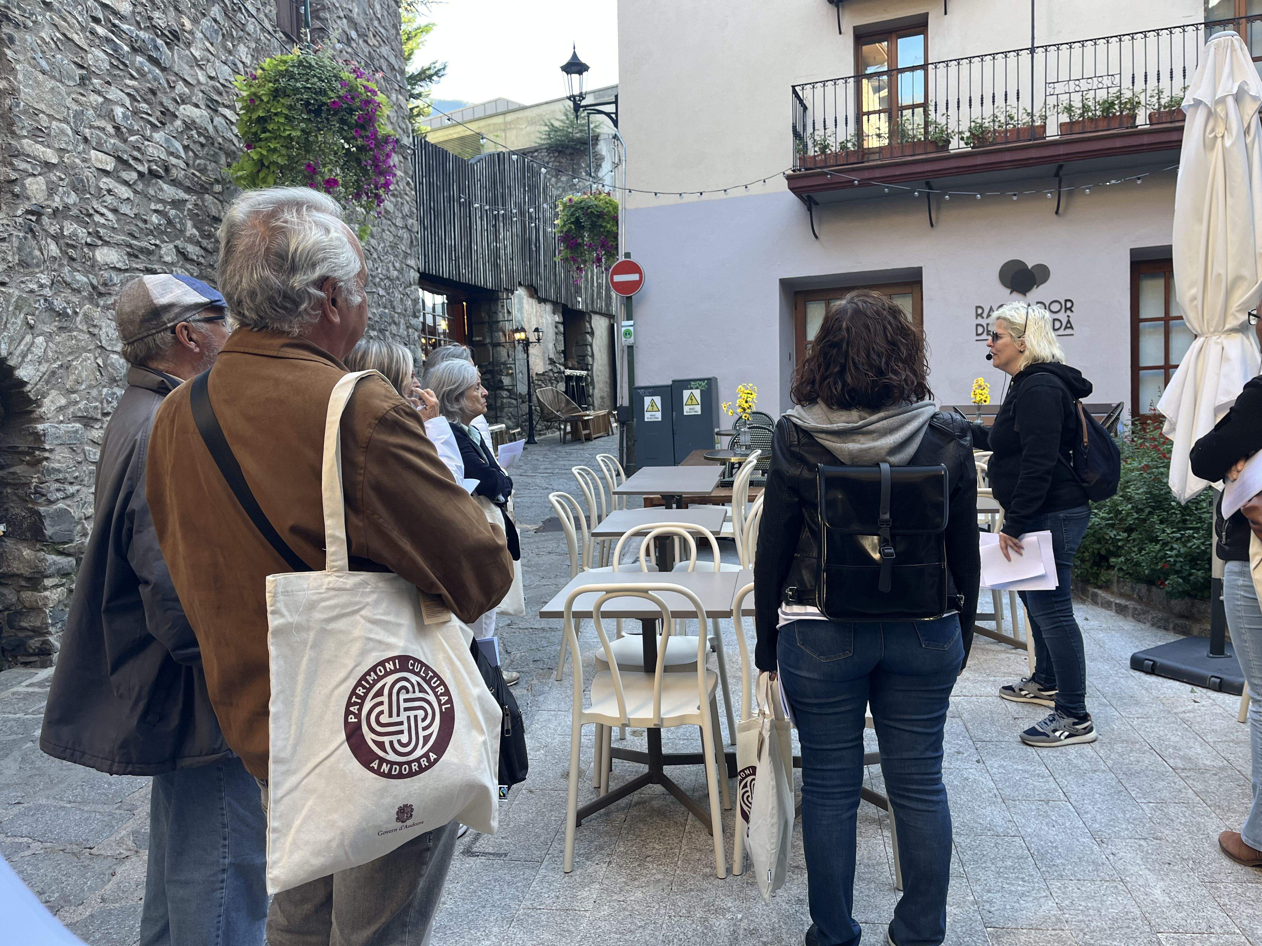 Primera lectura a la placeta de Sant Esteve. La portaveu del Sindicat, Rebeca Bonache.