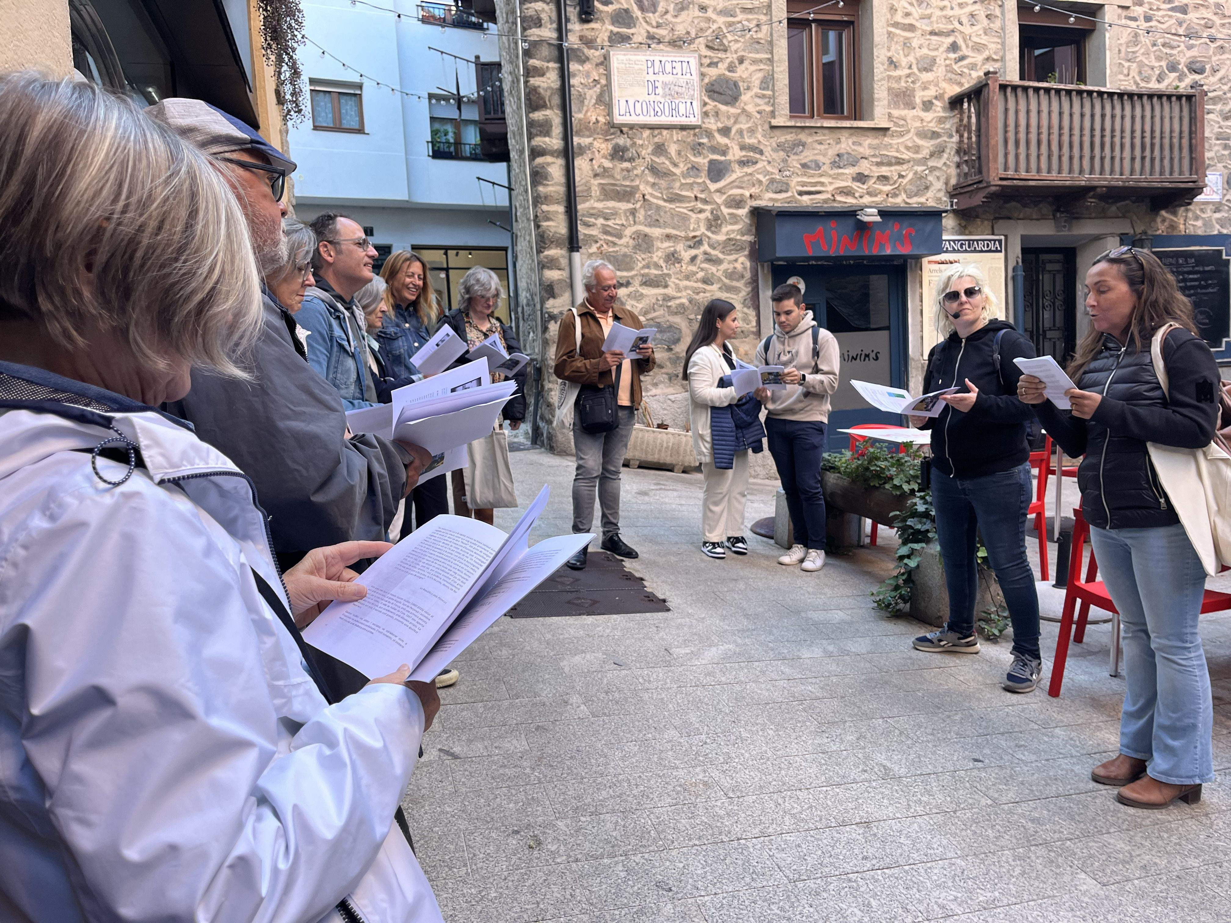 Els assistents a 'Camins literaris' llegint un dels fragments. La portaveu del Sindicat, Rebeca Bonache.