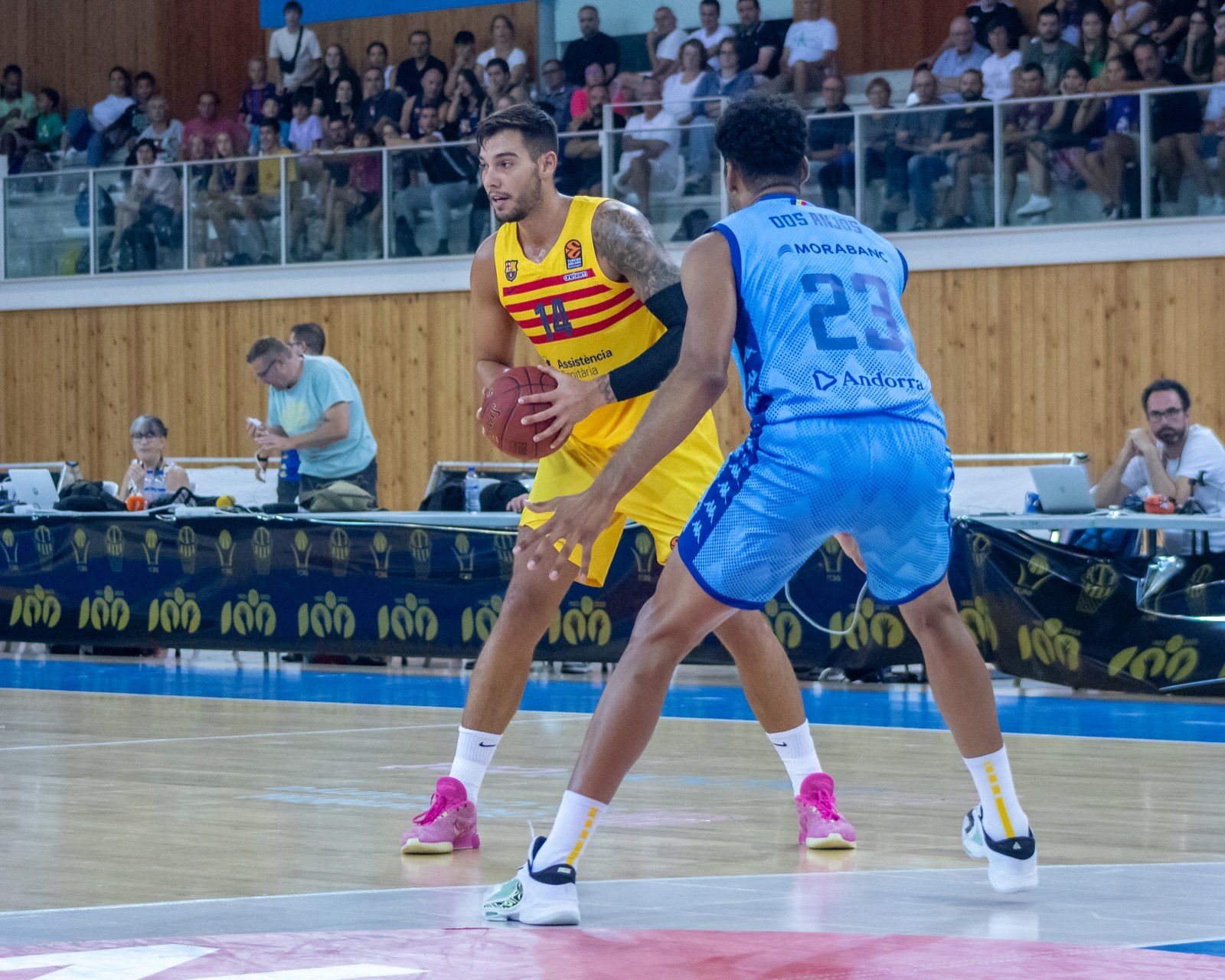 Willy Hernángomez, davant Felipe Dos Anjos. Willy Hernángomez, davant Felipe Dos Anjos.