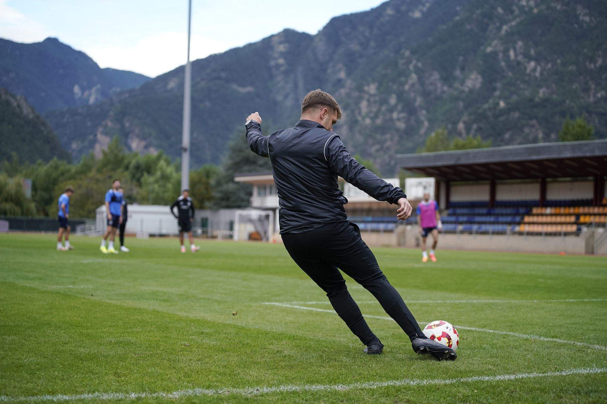 Ferran Costa, mostrant les seves habilitats amb la pilota.