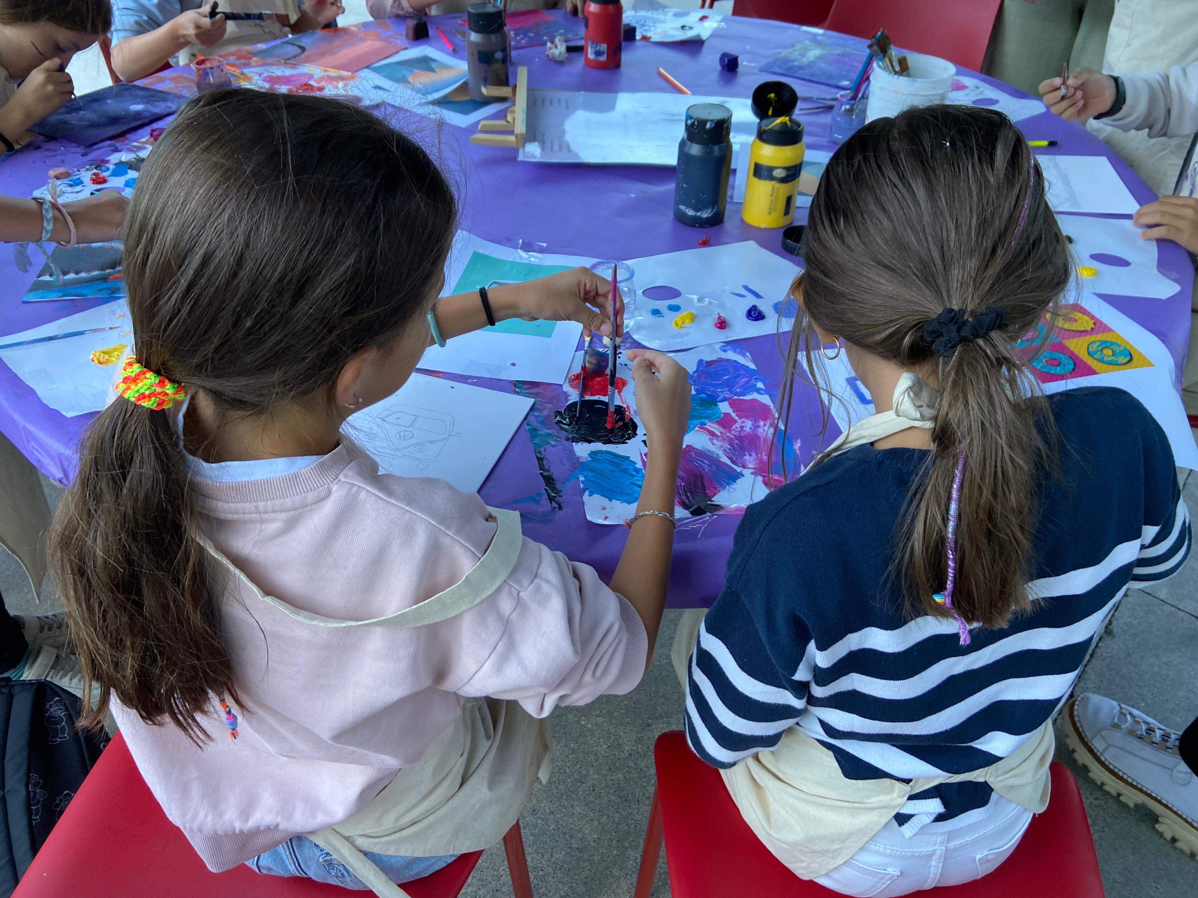 Dues nenes, al taller d'arts plàstiques de La Musa.