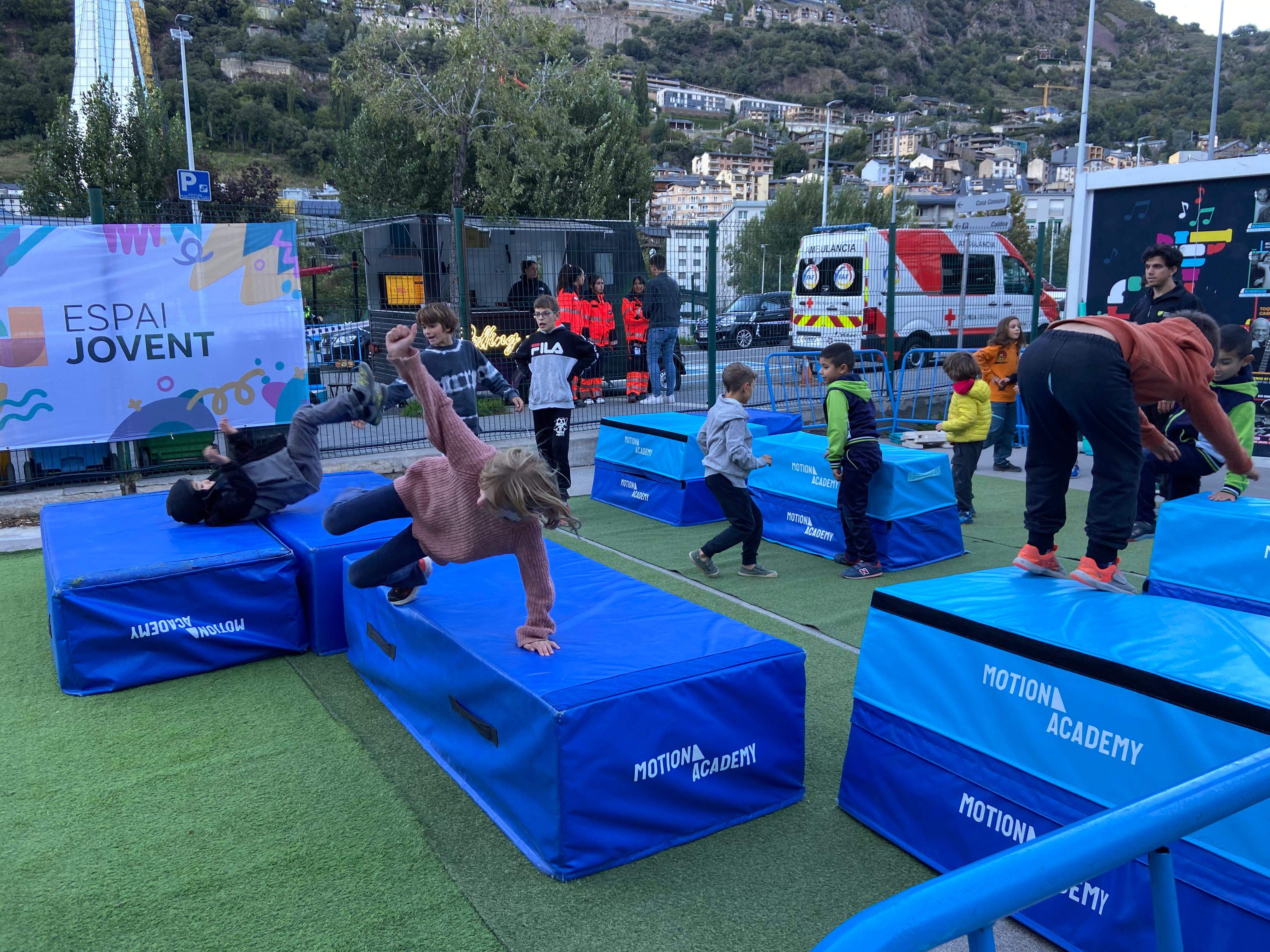 L'equip de B3Sportainment ha elaborat un circuit de parkour. La portaveu del Sindicat, Rebeca Bonache.
