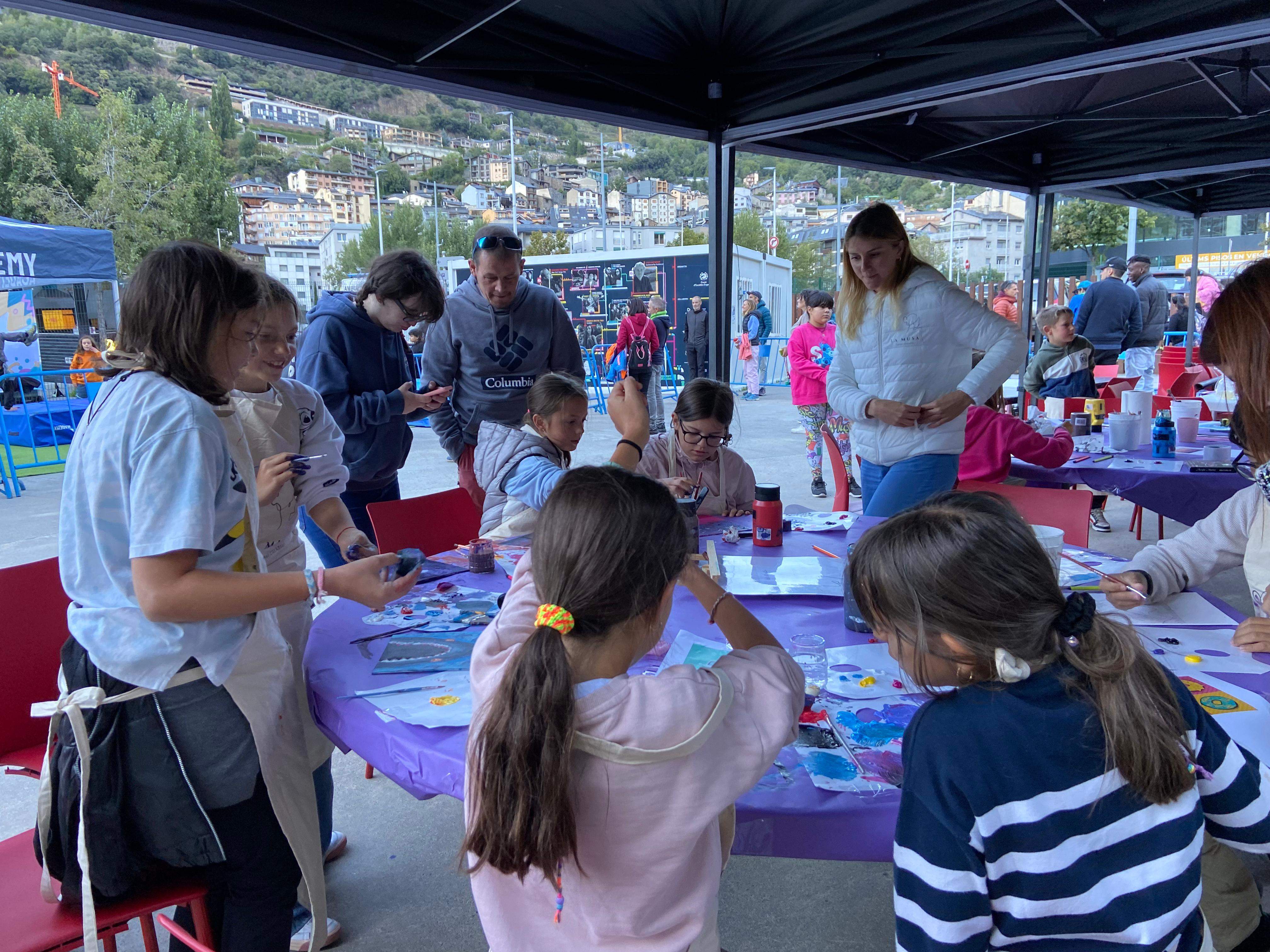 L'activitat amb pintures, amb la supervisió de pares, mares i professionals. L'activitat amb pintures, amb la supervisió de pares, mares i professionals.
