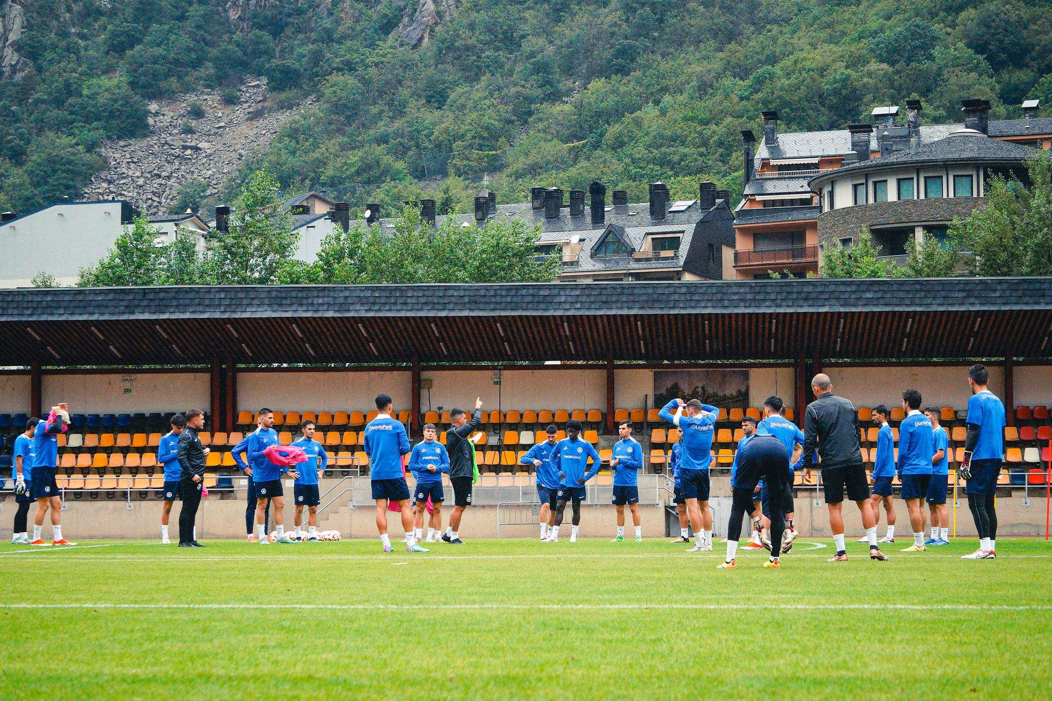 Ni la pluja atura a l'FC Andorra en els seus entrenaments.