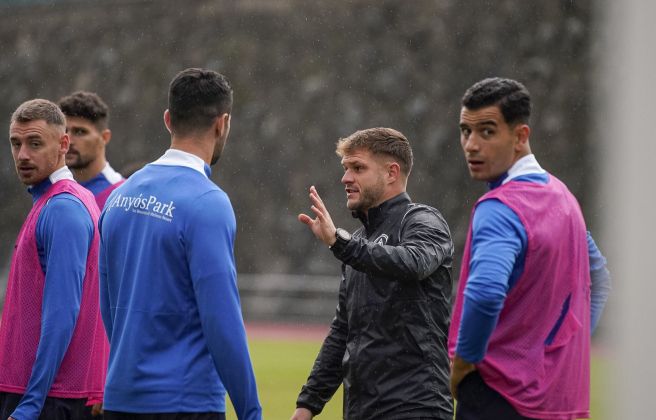 Ferran Costa, donant ordres als seus jugadors en un entrenament al Comunal.