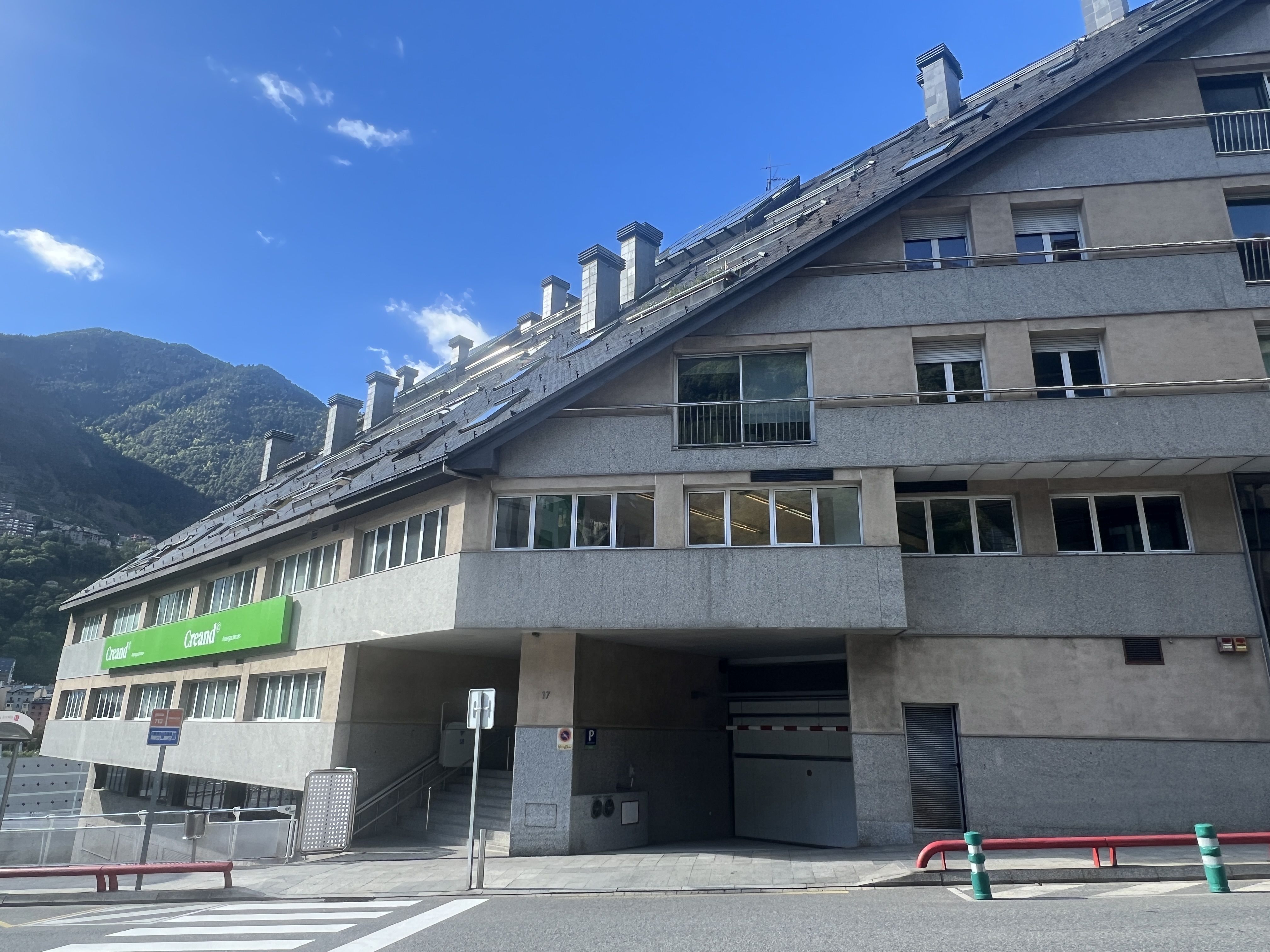 Una imatge de l'edifici Ròdol, a Escaldes. Una imatge de l'edifici Ròdol, a Escaldes.