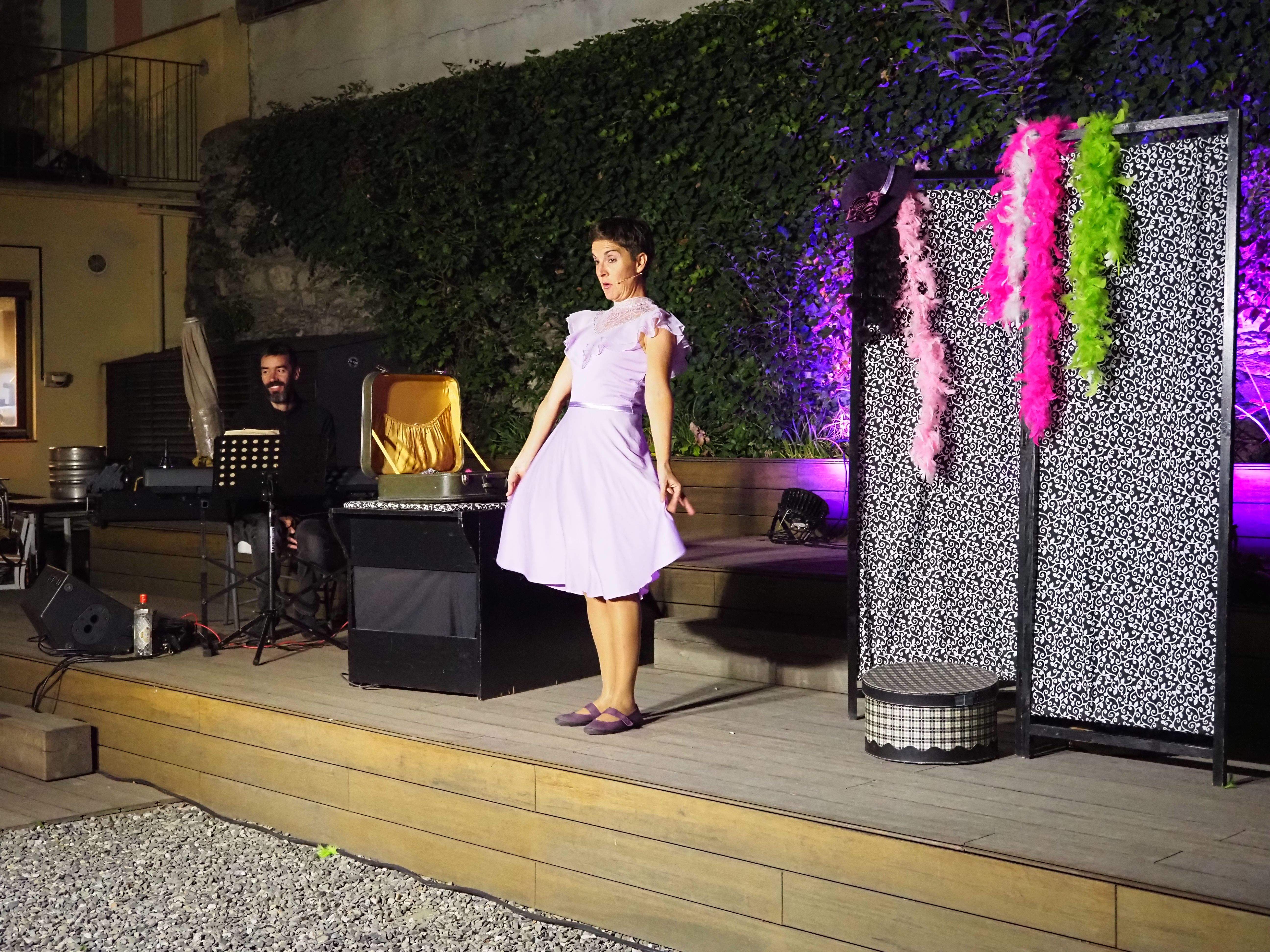 Mònica Torra durant la interpretació de 'Toca'm el cuplet'.