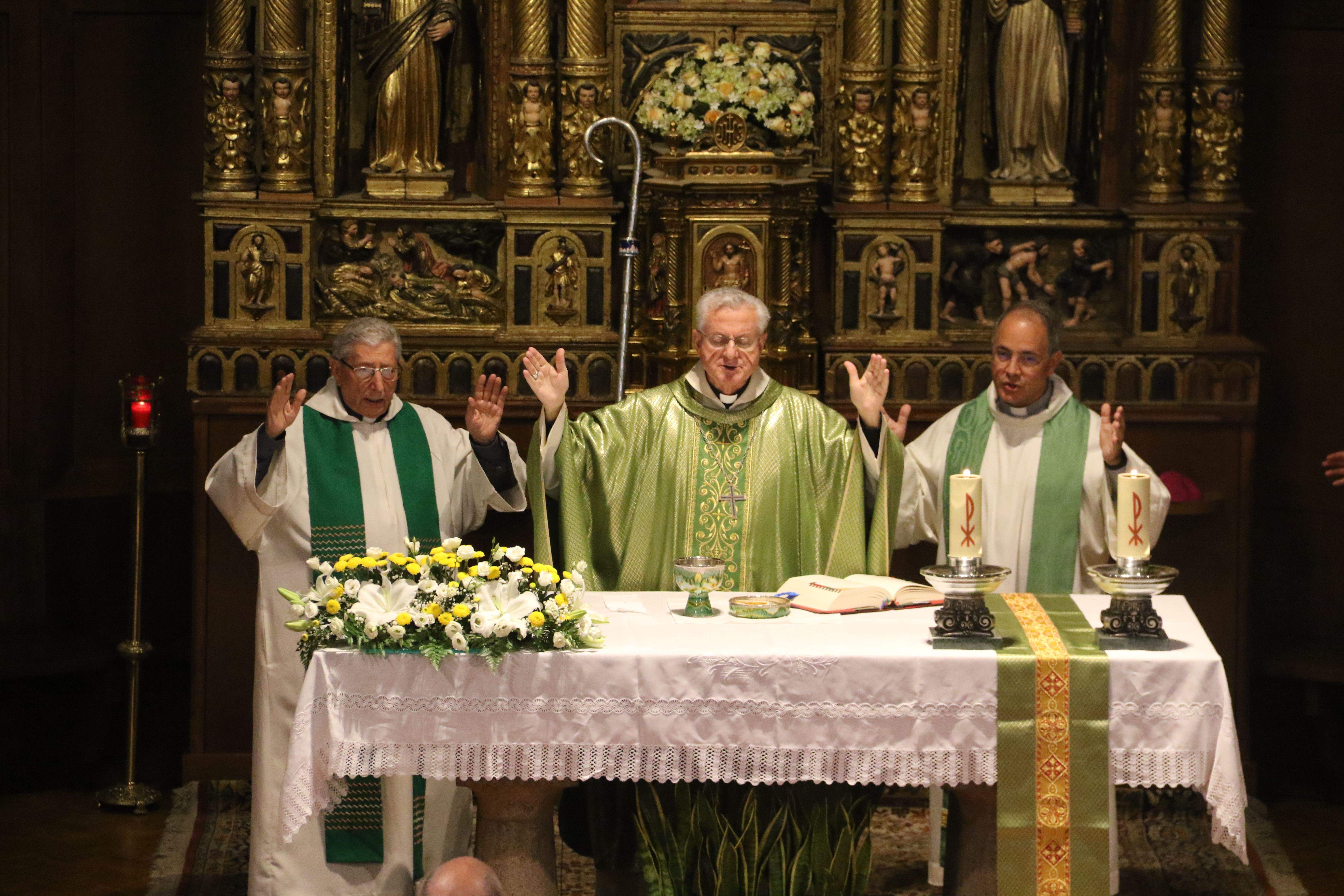 Soy i Elvira compartint cerimònia eucarística amb Vives.