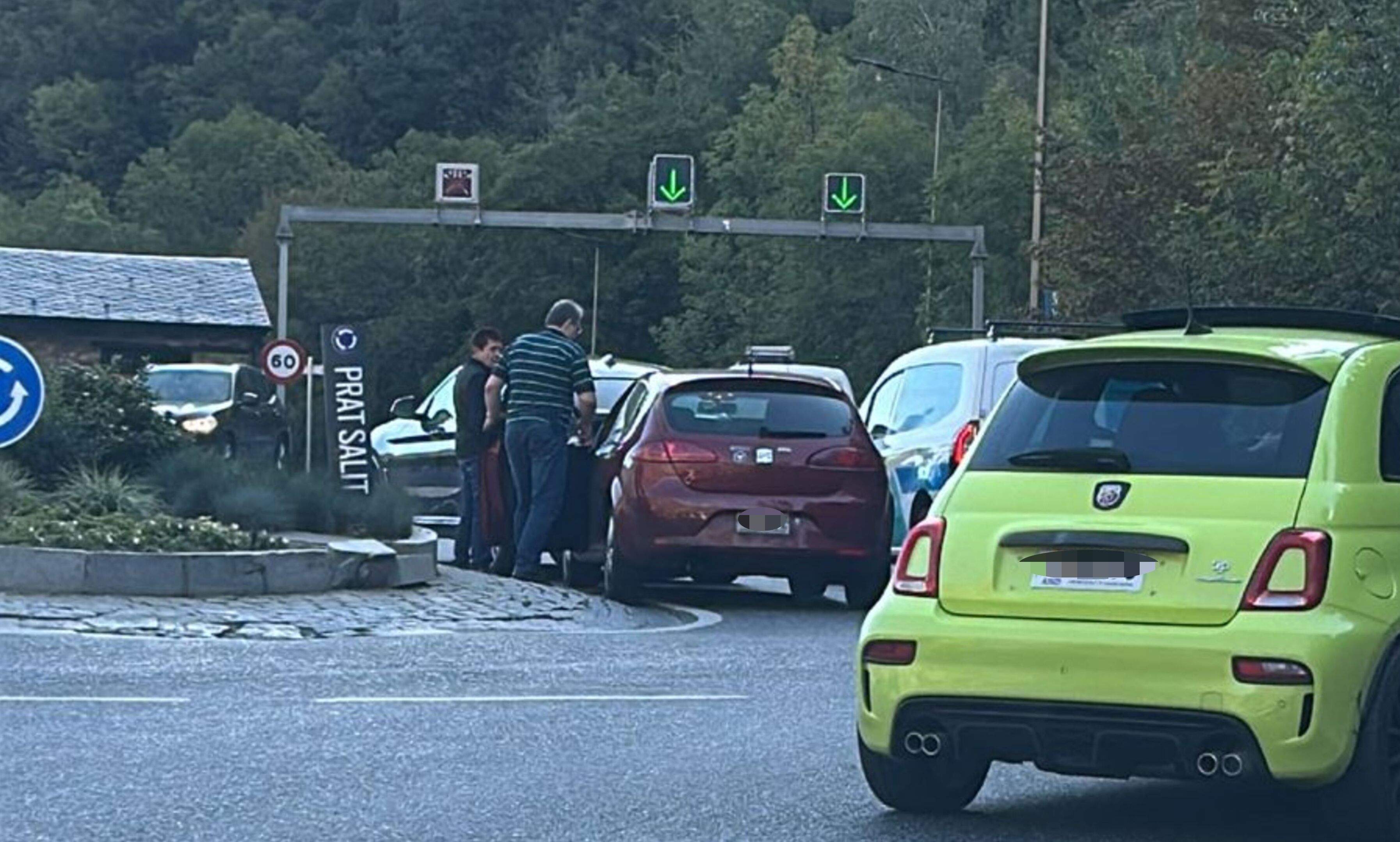 Els cotxes implicats en la topada i d'altres que intentaven passar.