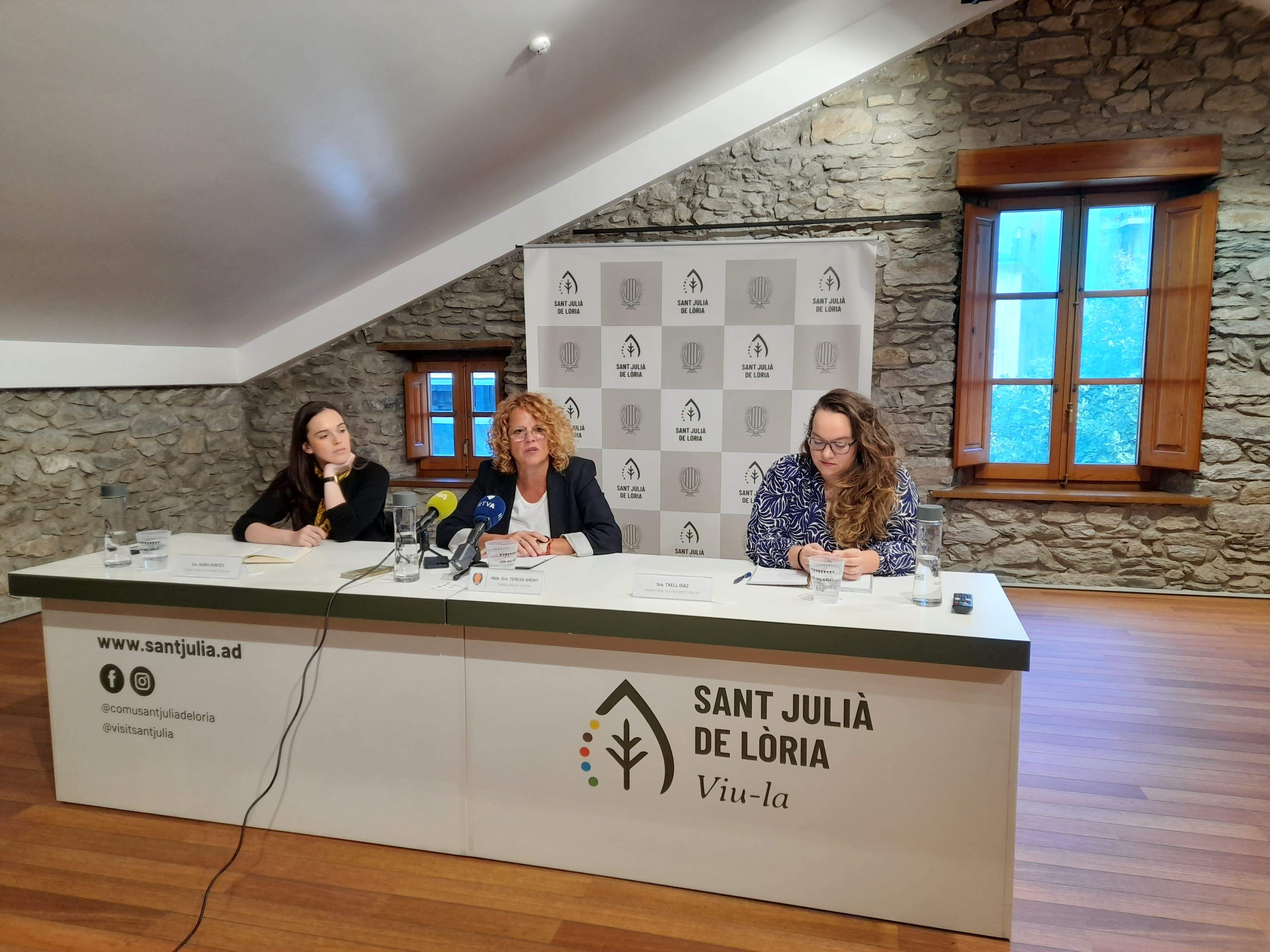 Núria Montes, Teresa Areny i Txell Díaz, durant la presentació d''Els Pastorets'.