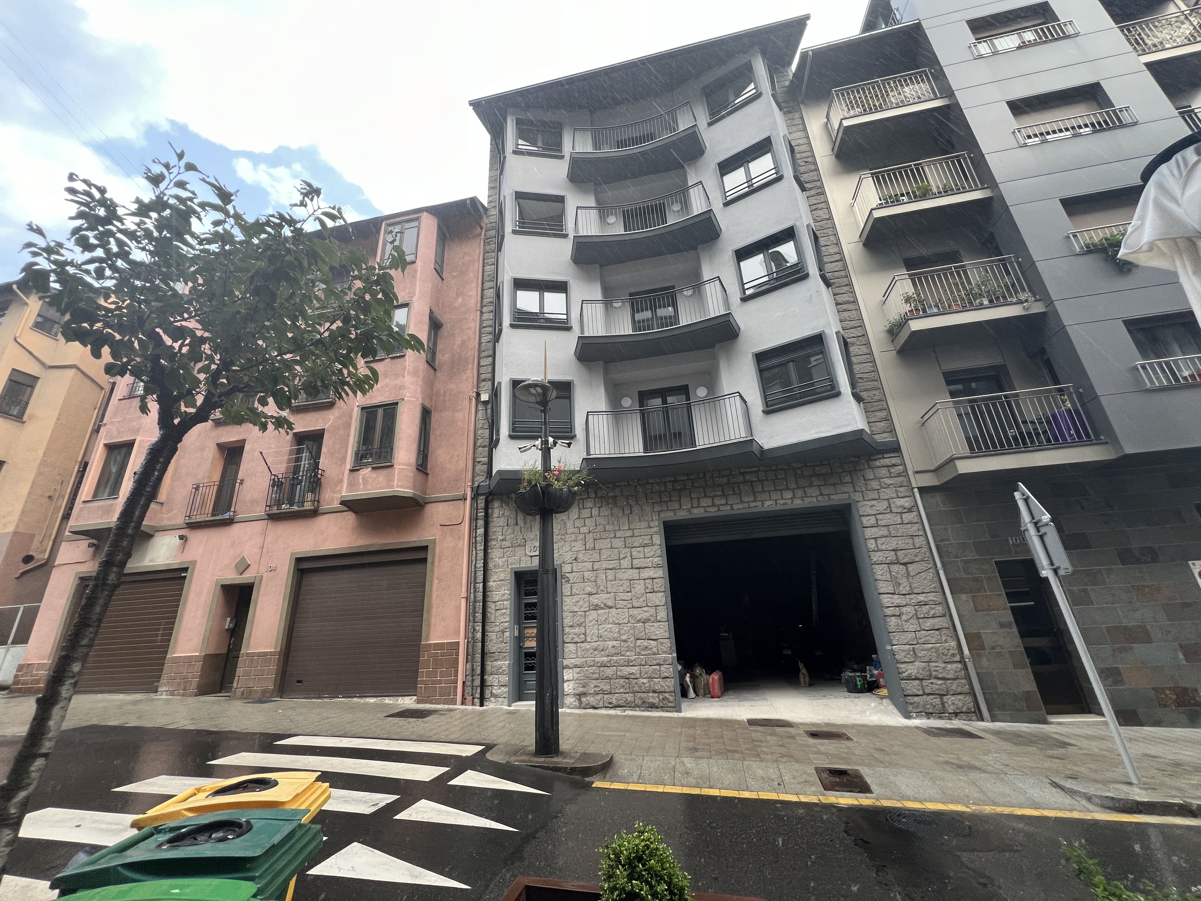 Al centre, edifici que on hi ha els pisos que s'han adjudicat.