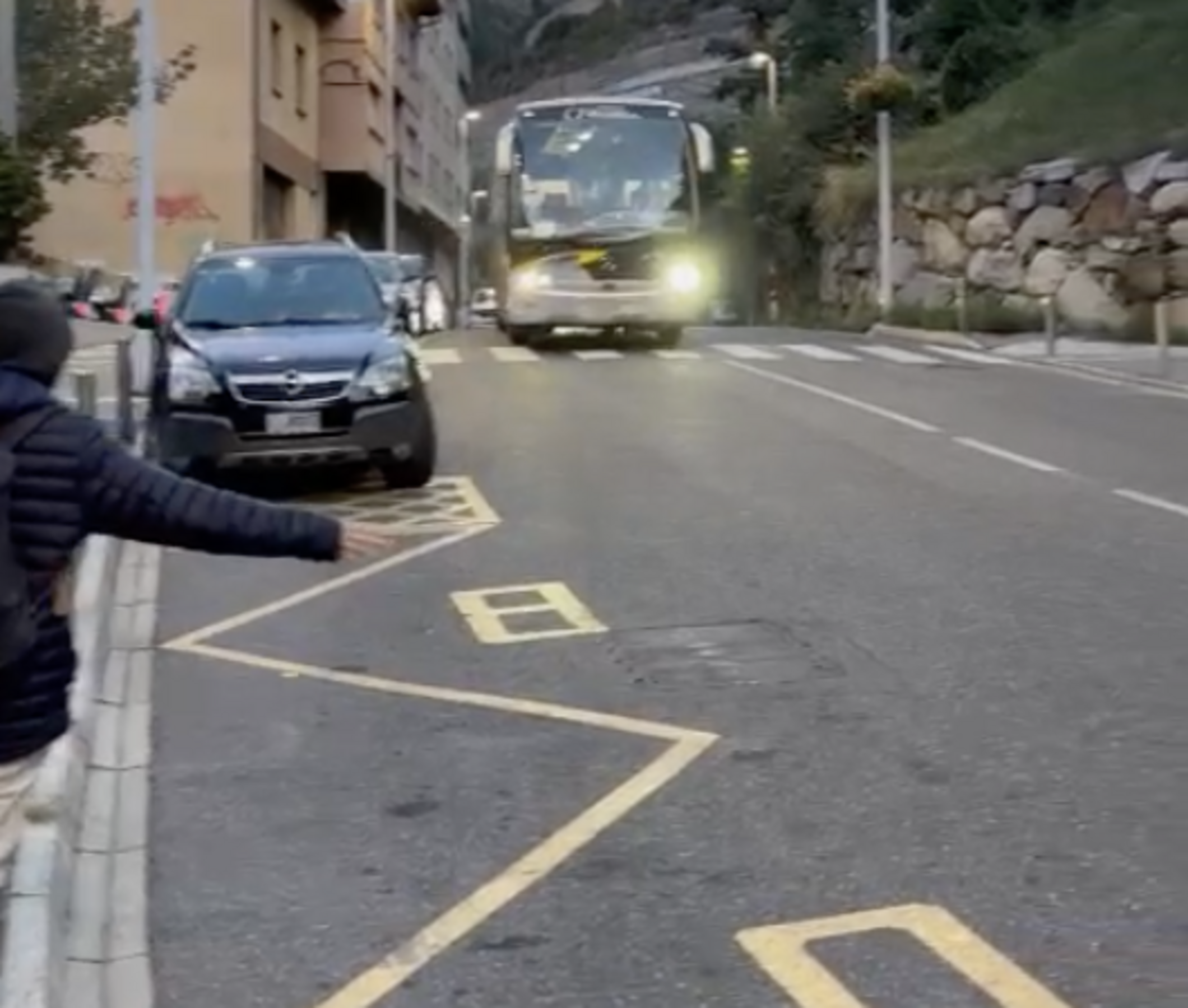EL BUS ACOSTANT-SE A UNA PARADA QUE PASSARÀ DE LLARG. EL BUS ACOSTANT-SE A UNA PARADA QUE PASSARÀ DE LLARG.