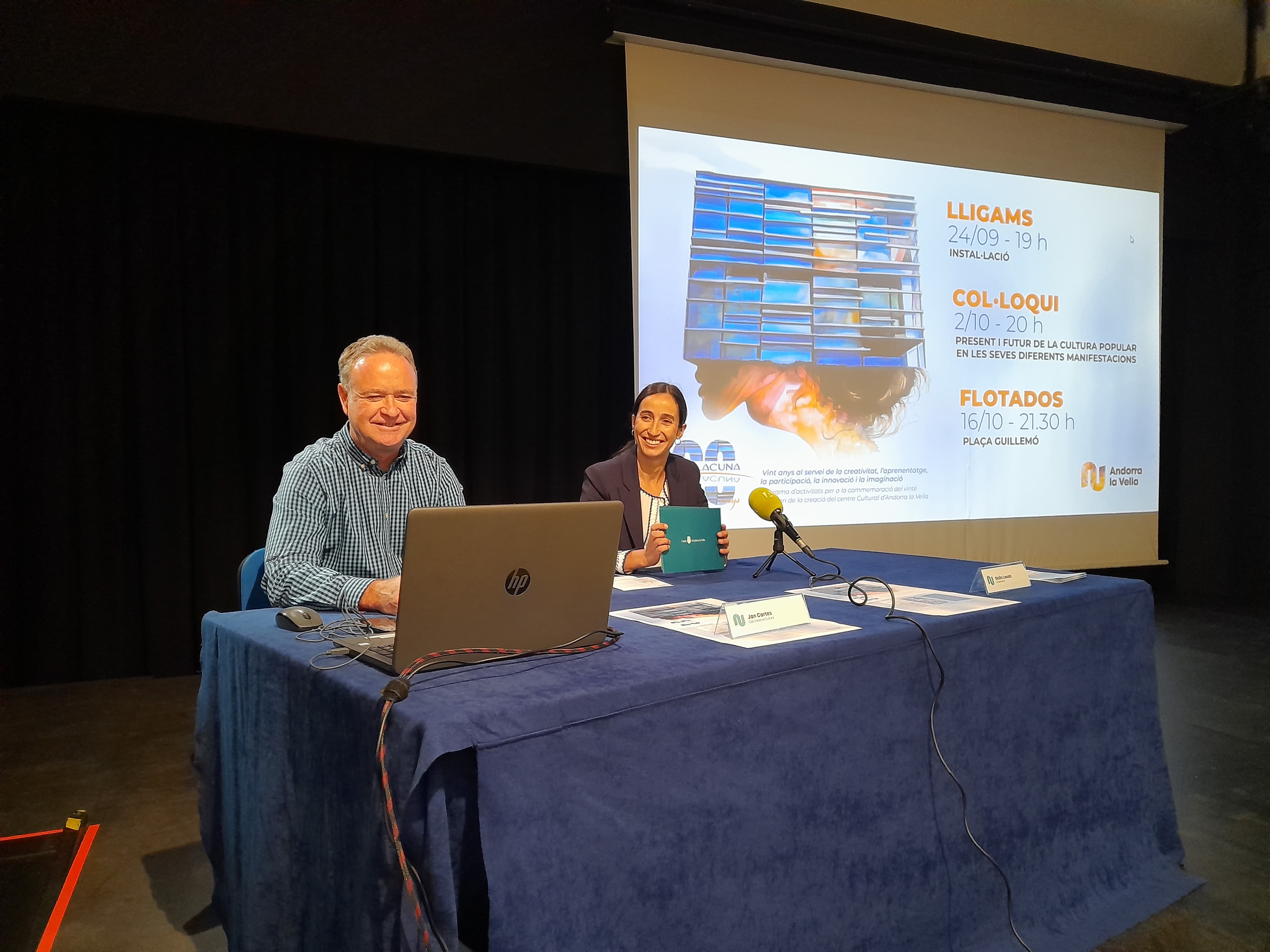 Jan Cartes i Olalla Losada durant la presentació del actes del 20è aniversari de La Llacuna.