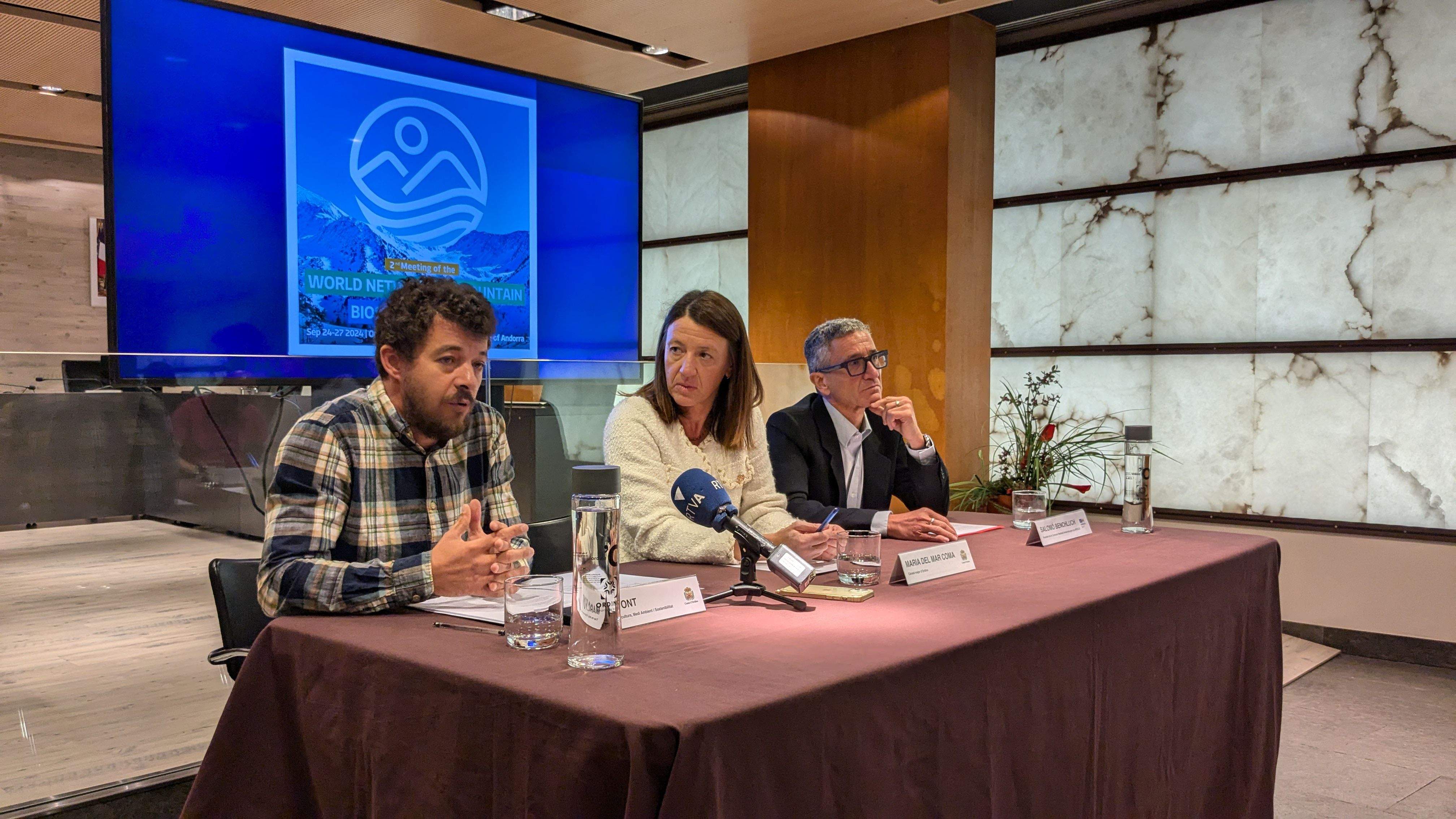 El cap del departament d’Agricultura i Medi Ambient del comú d'Ordino, Marc Font, la cònsol major d’Ordino, Maria del Mar Coma, i el president de la Comissió Nacional Andorrana per a la Unesco, Salomó Benchluch.