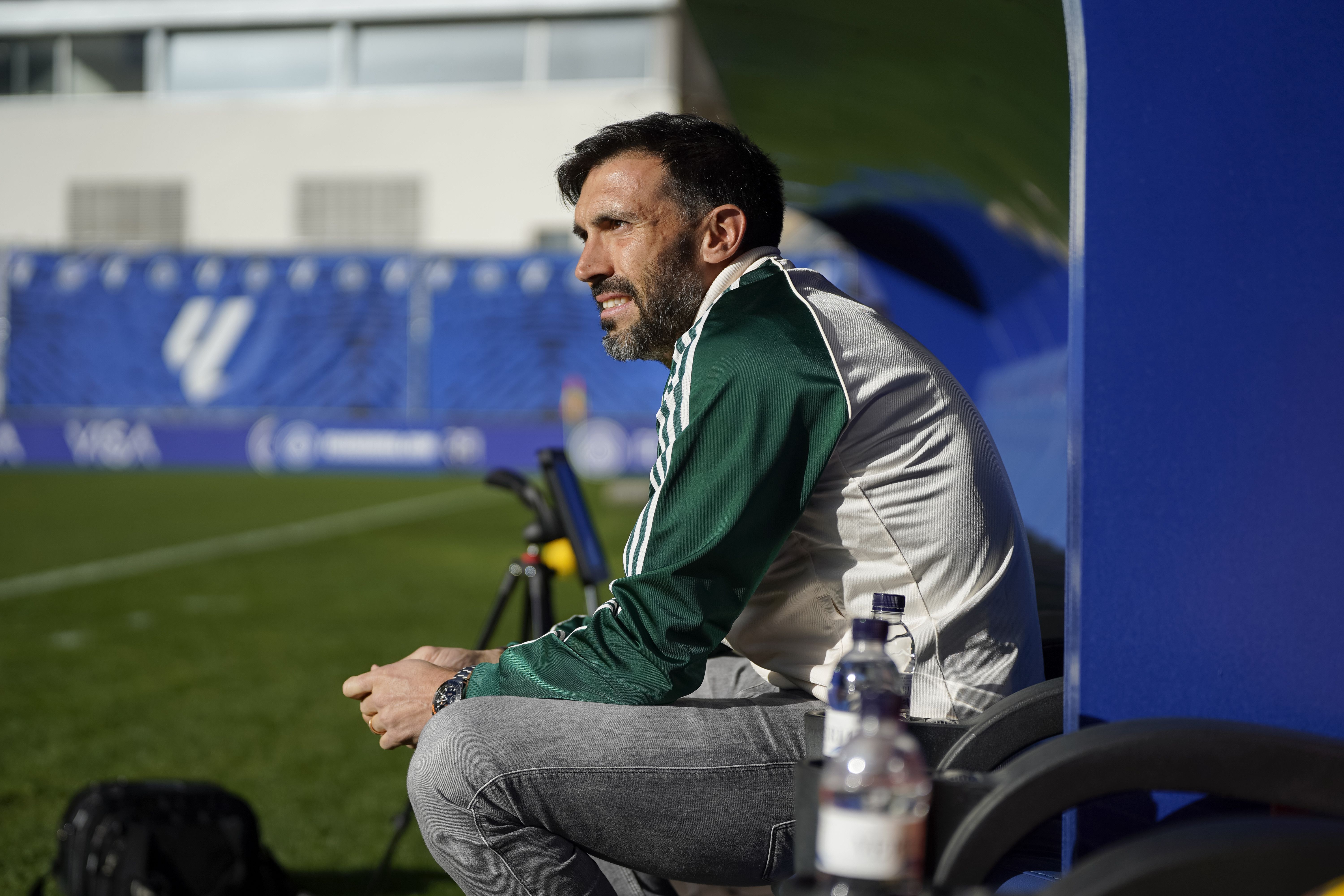 Eder Sarabia a la banqueta de l'Estadi Nacional.