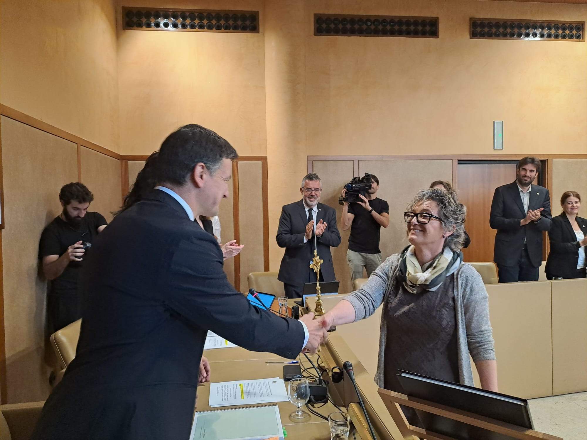 Montse Checa saluda el cónsol menor, Roger Fité, després de jurar com a nova directora de Cultura.