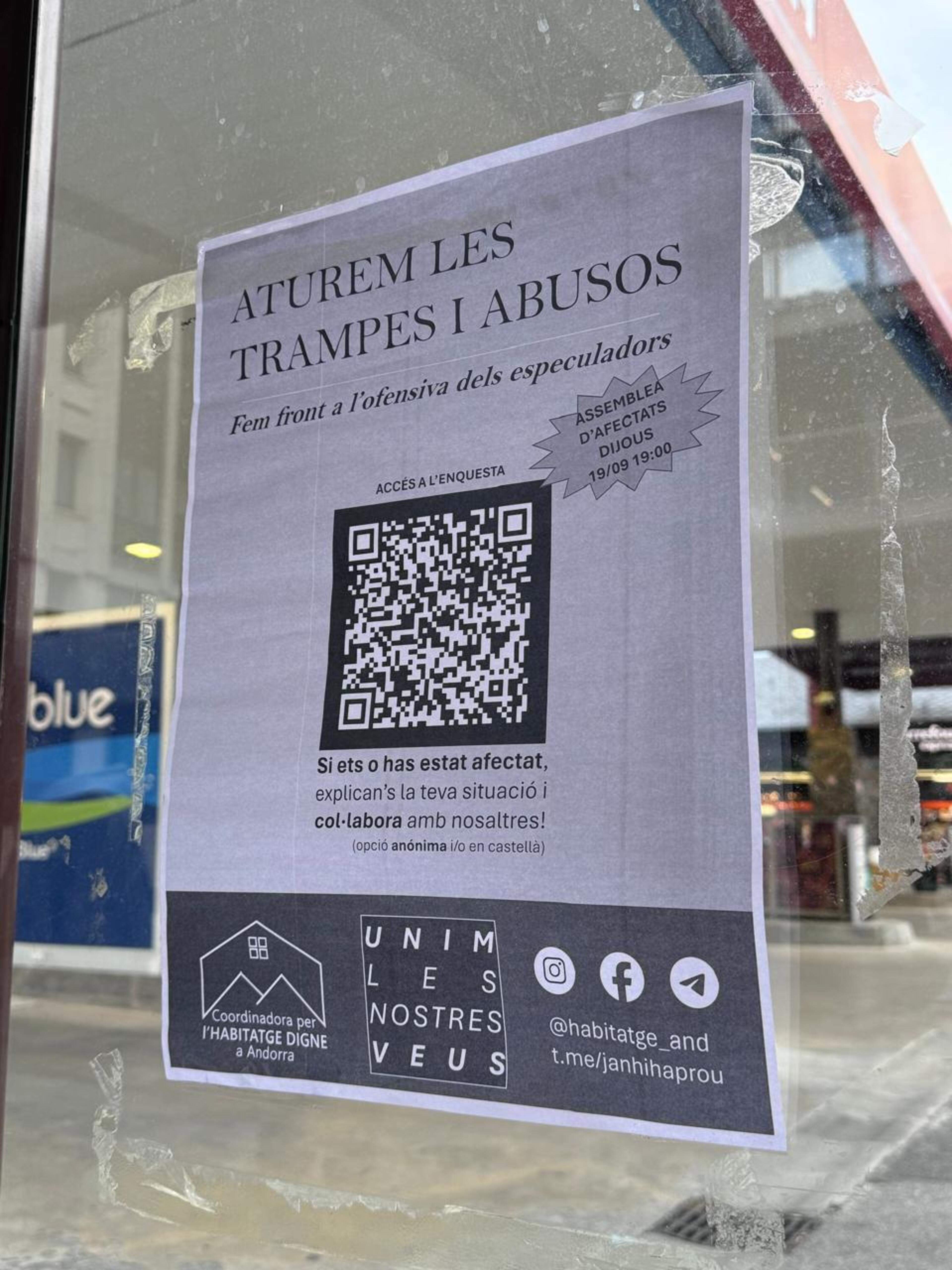 Un cartell anunciant l'assemblea en una marquesina.