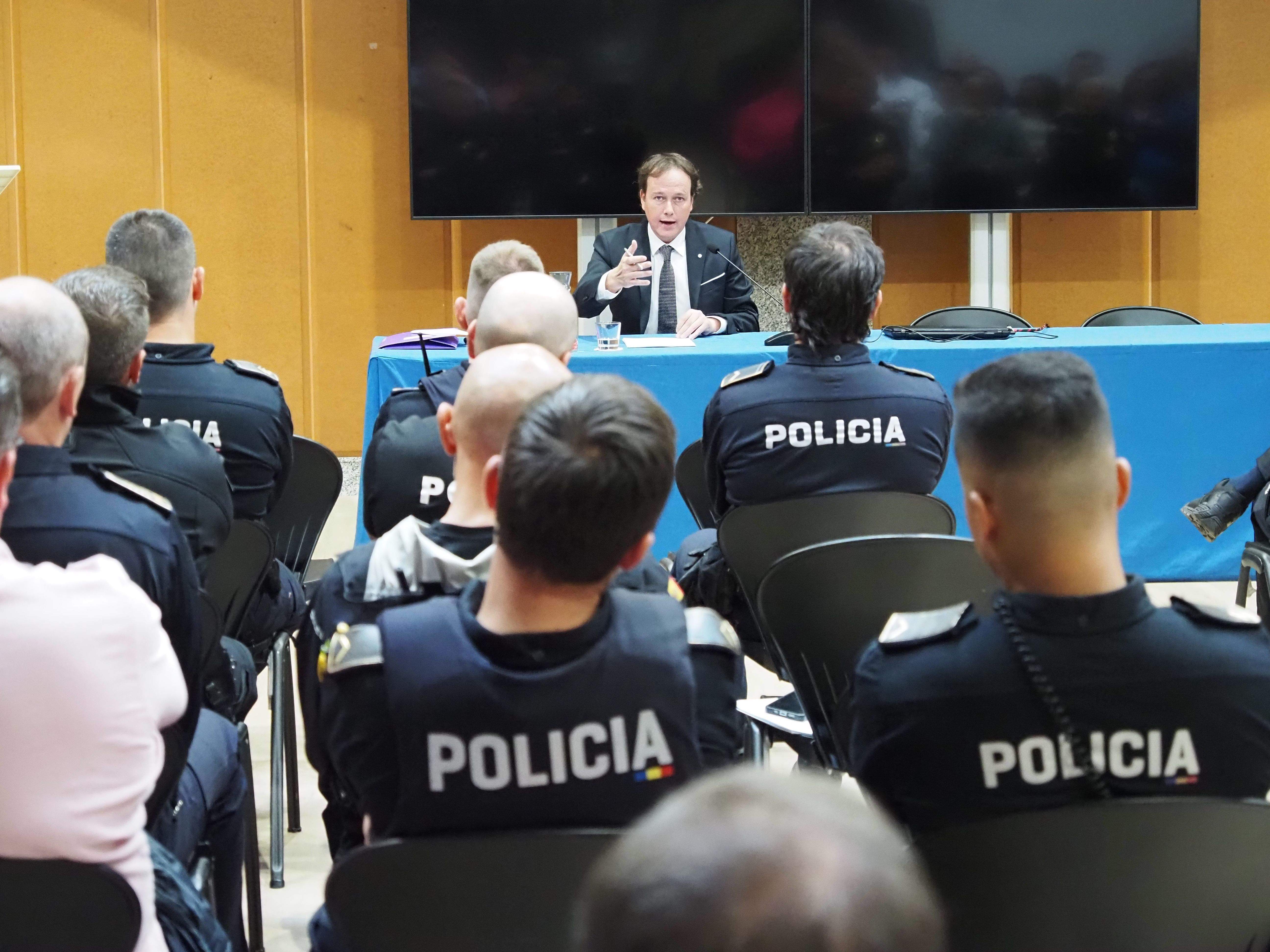 Un moment de l'inici de l'exposició del magistrat Víctor Correas a la sala d'actes de la policia.