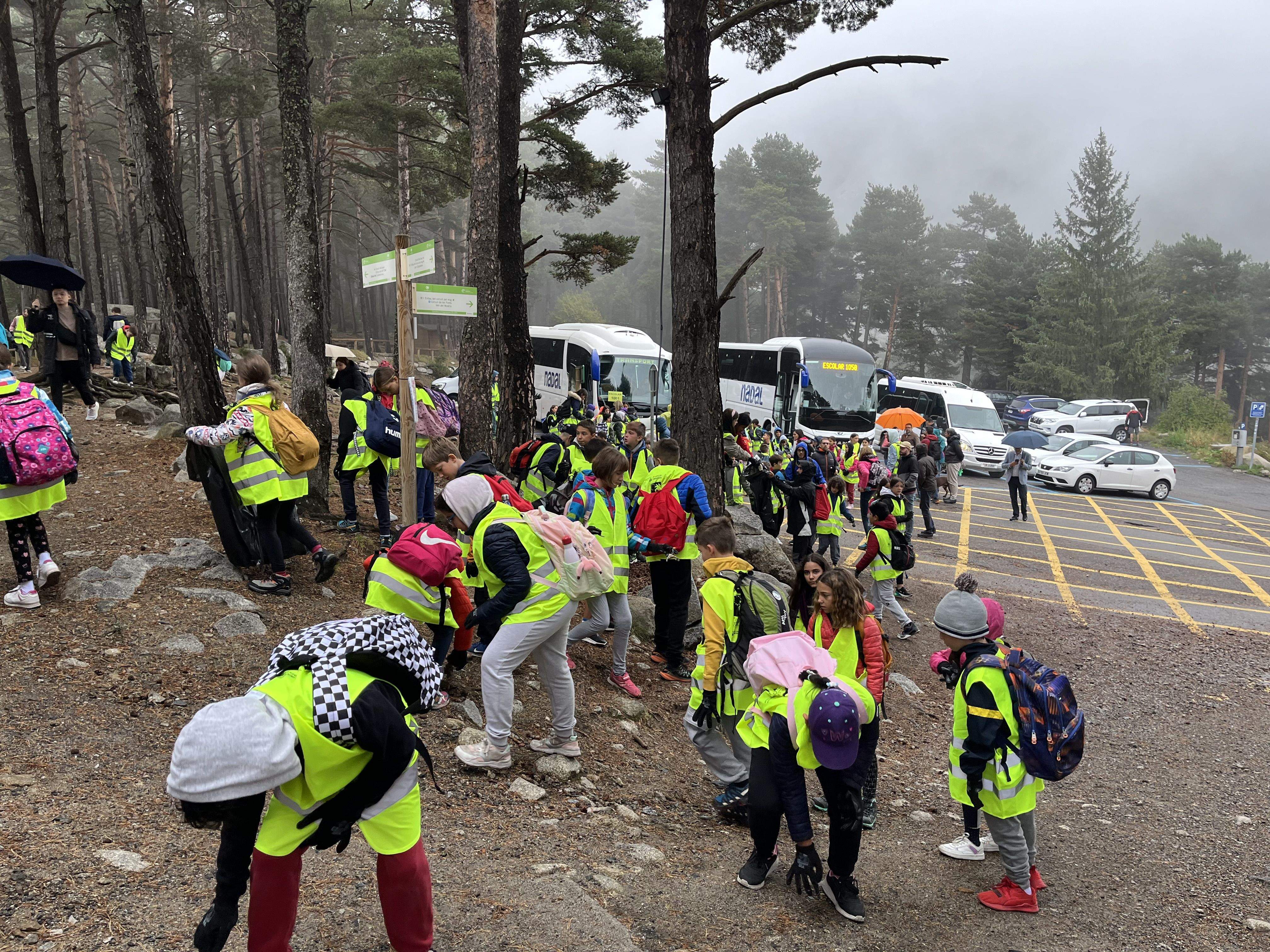Els alumnes començant a recollir. Els alumnes començant a recollir.