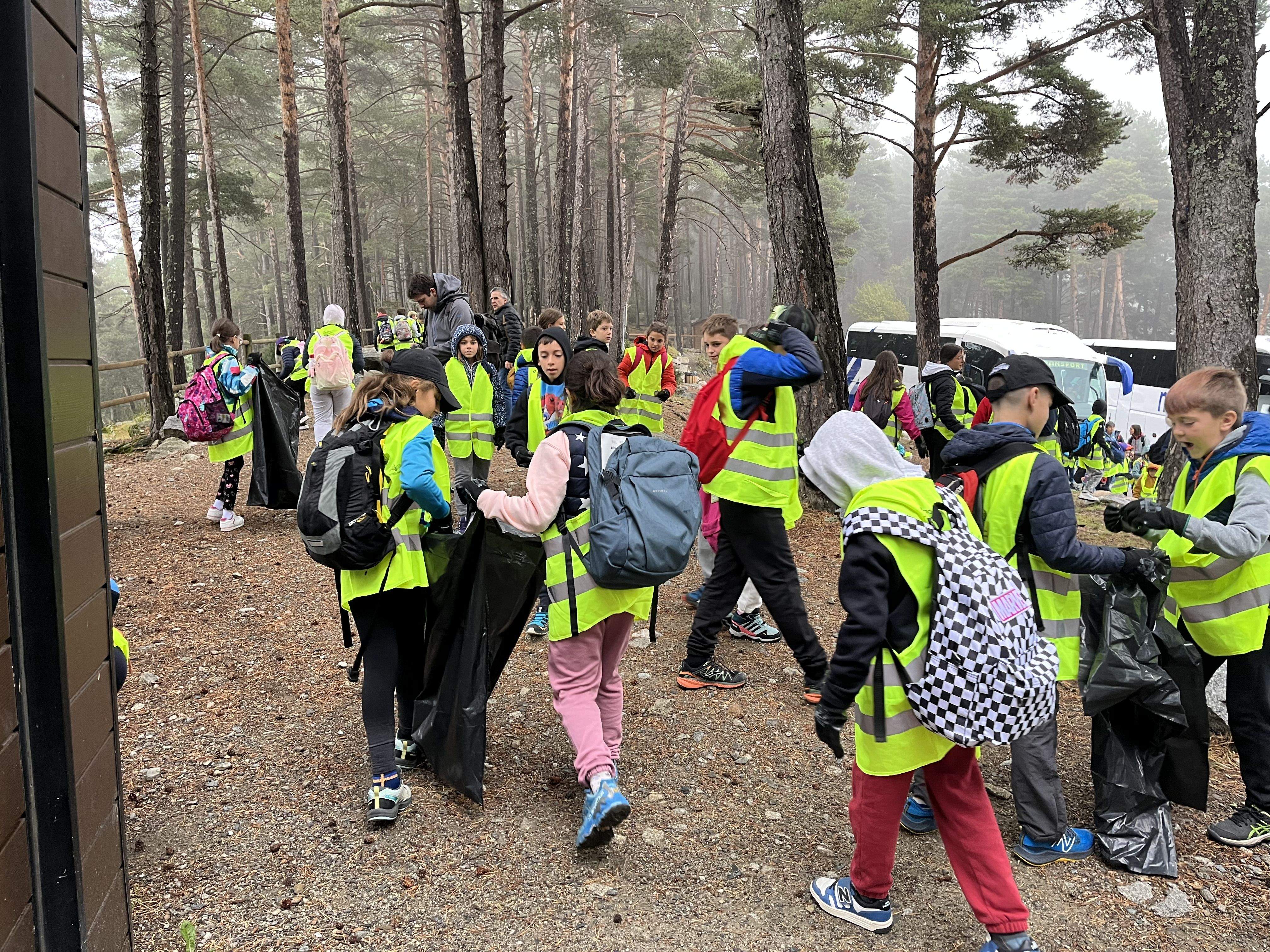 Els alumnes participant en el 'Clean up Day'. Els alumnes participant en el 'Clean up Day'.