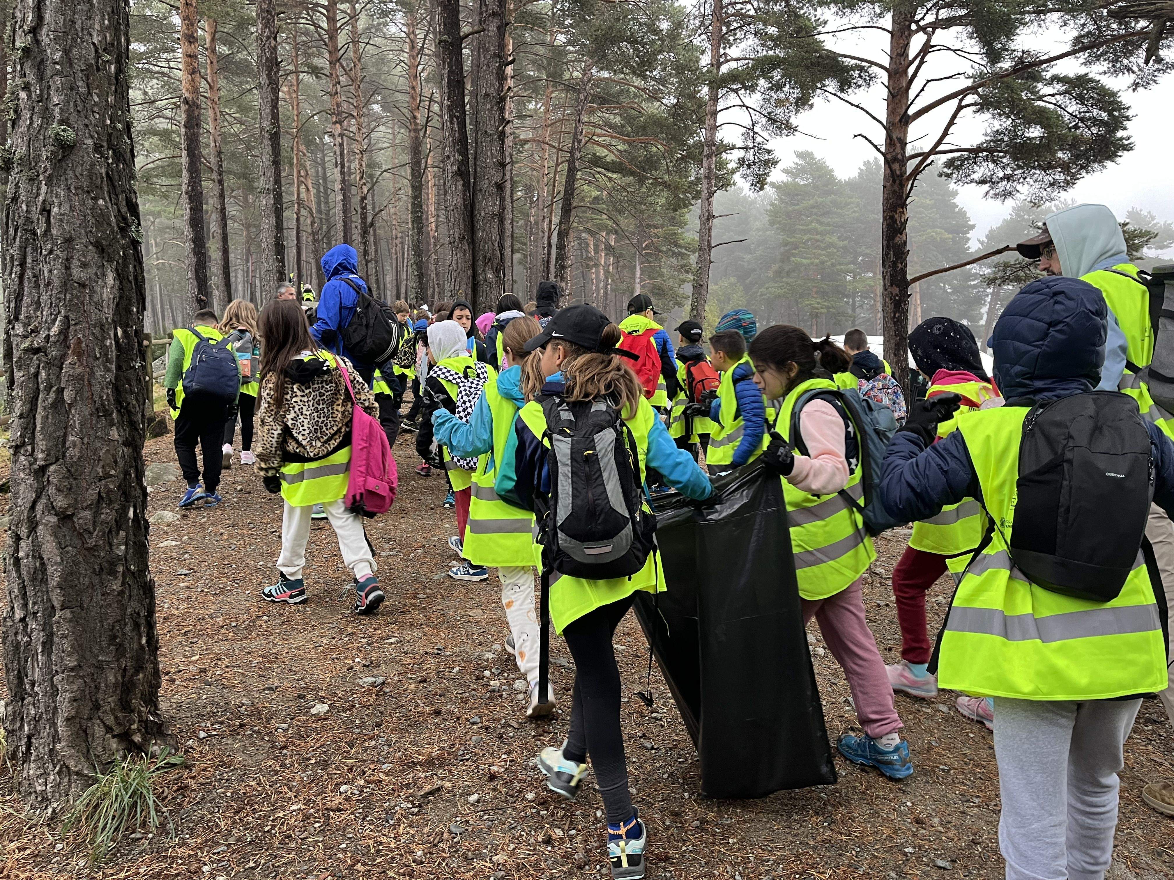 Els alumnes portant la bossa d'escombraria. Els alumnes portant la bossa d'escombraria.