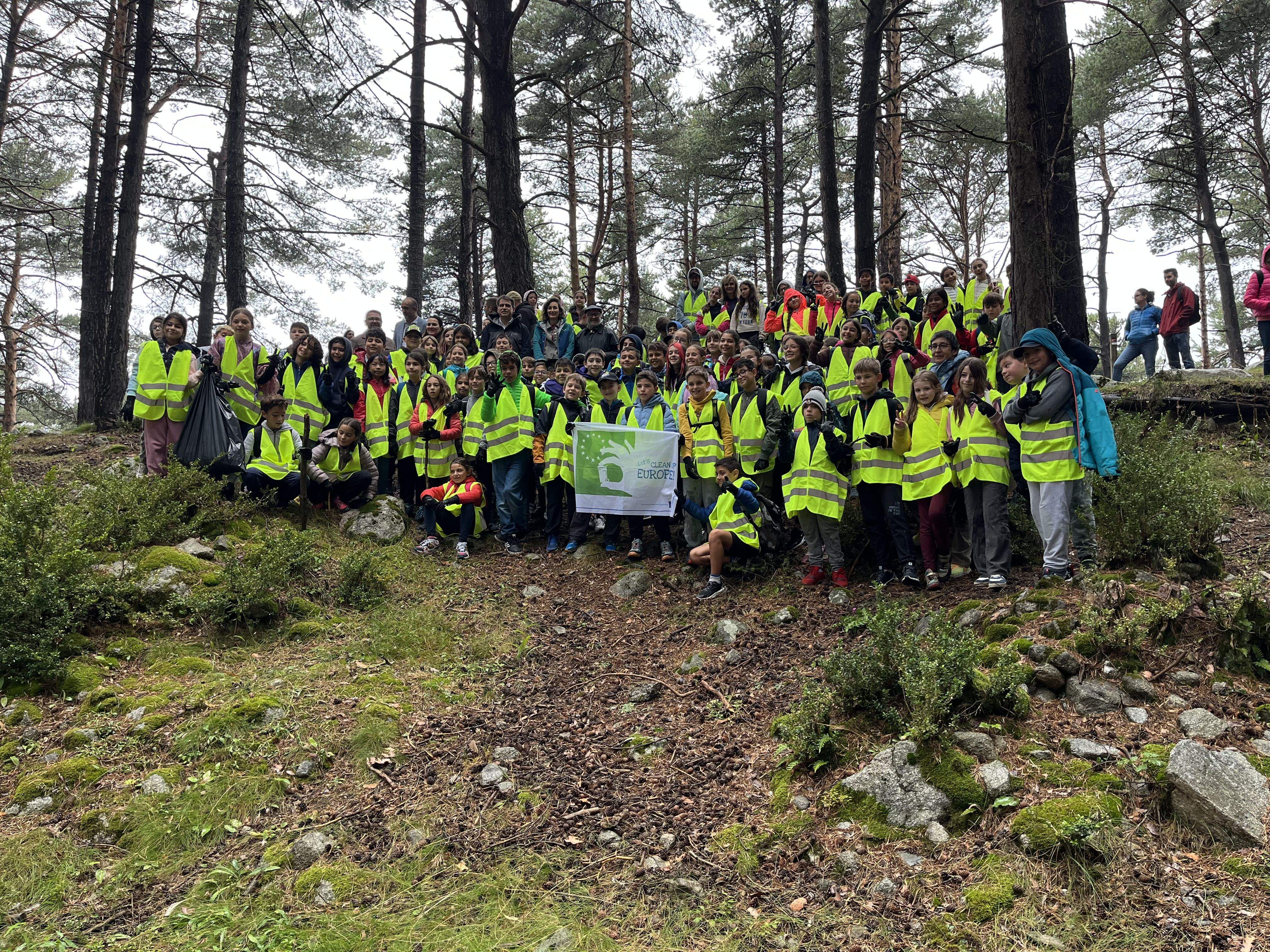 Els alumnes de 5è i 6è de l'Escola Andorrana d'Escaldes-Engordany. Els alumnes de 5è i 6è de l'Escola Andorrana d'Escaldes-Engordany.