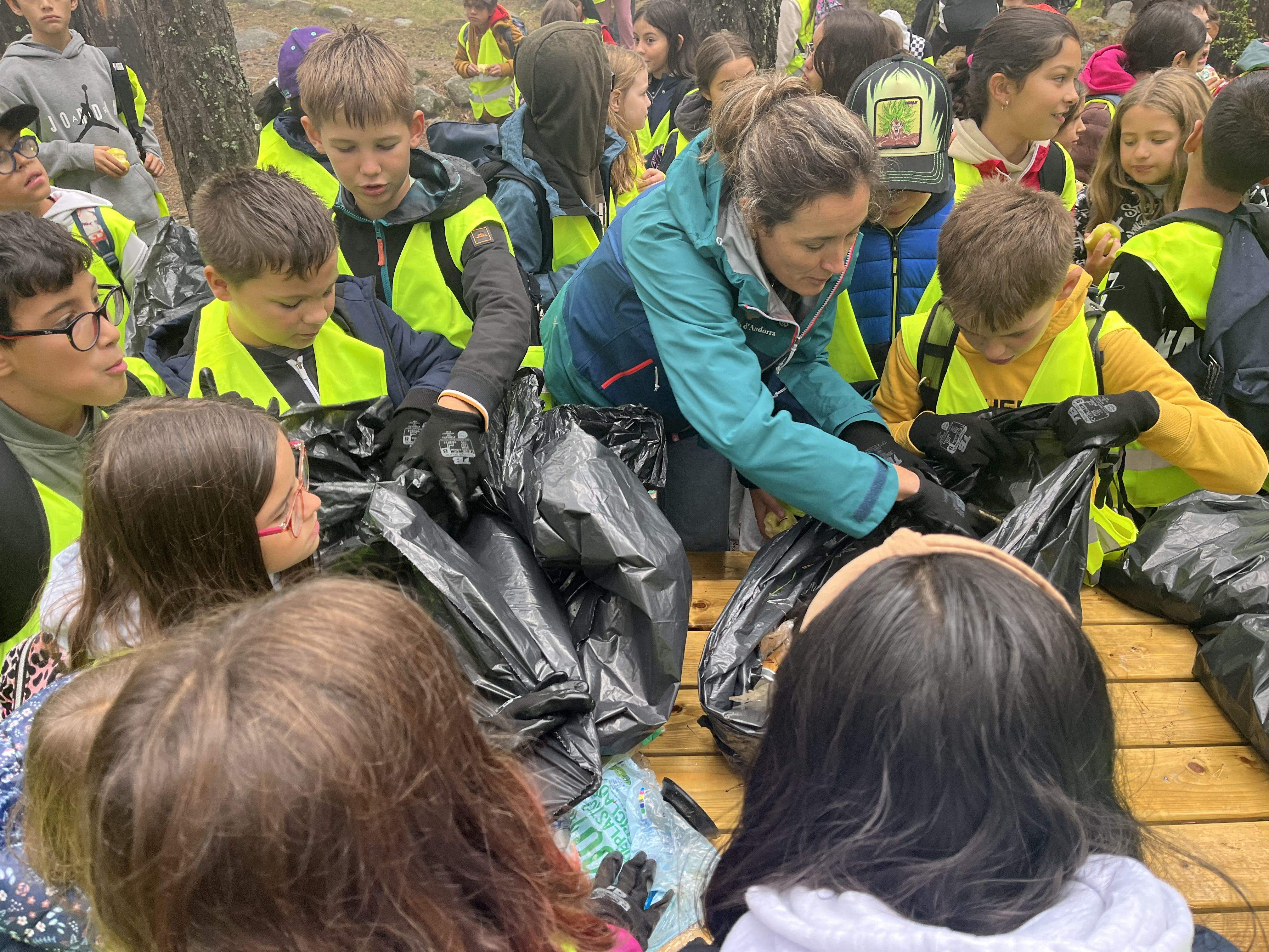 La directora del departament de Medi Ambient i Sostenibilitat, Sílvia Ferrer i els alumnes. La directora del departament de Medi Ambient i Sostenibilitat, Sílvia Ferrer i els alumnes.