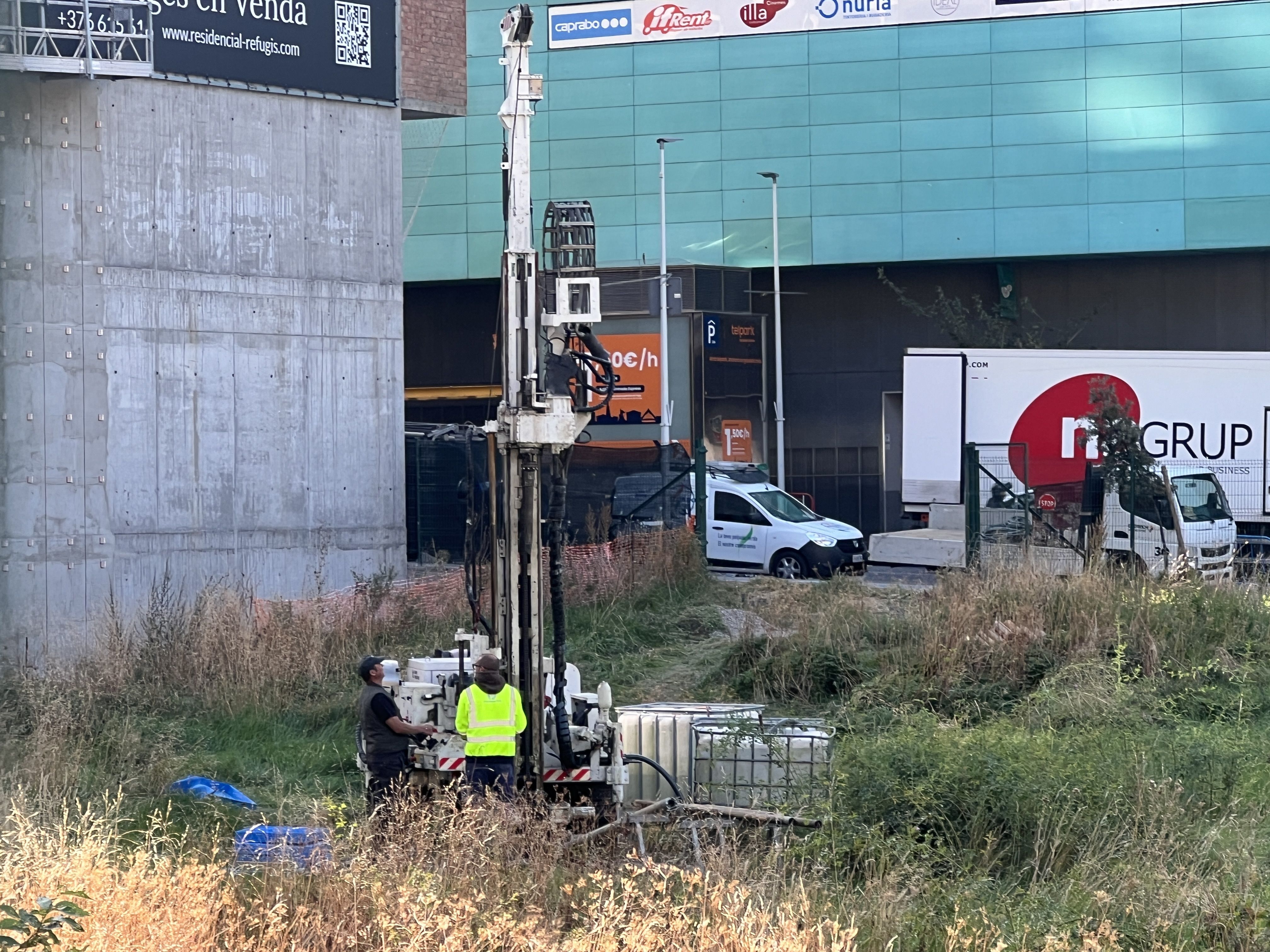 Tècnics amb la maquinària per fer el sondatge.