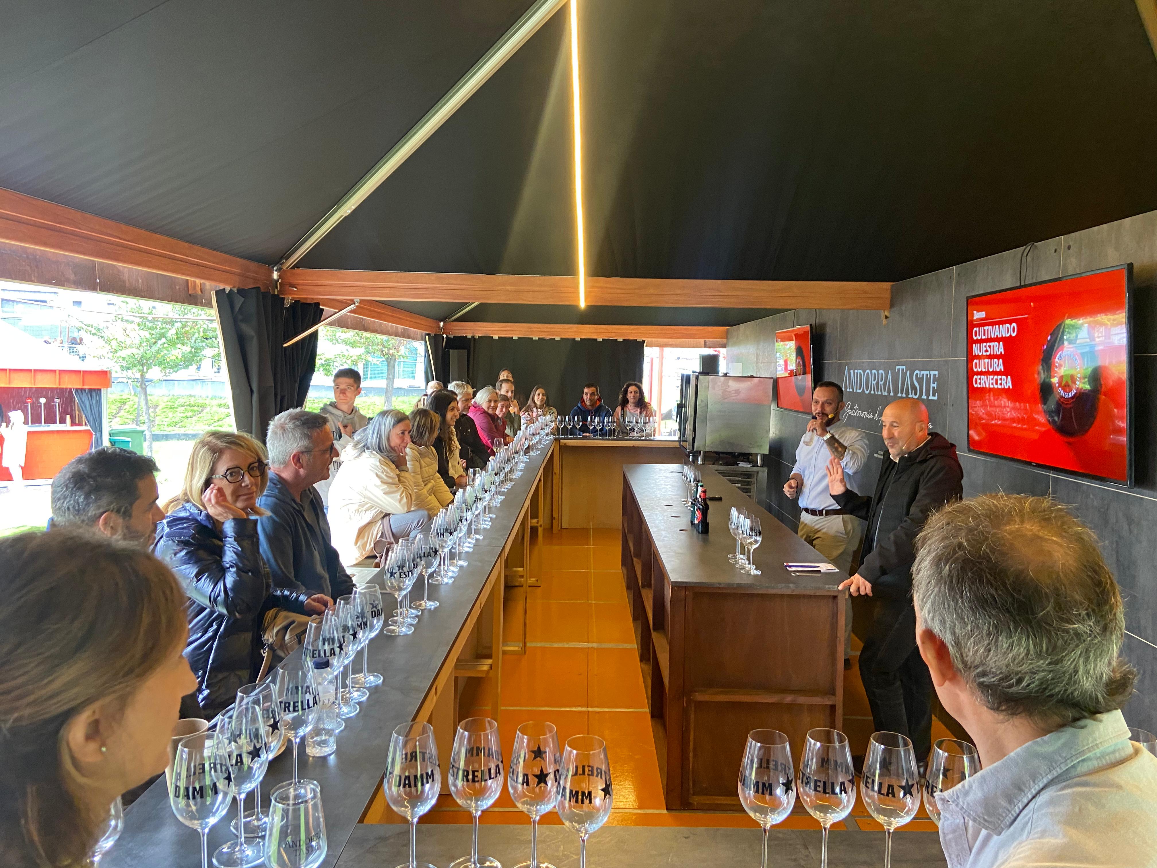 El sommelier Yan Auad, fent una degustació de cerveses. El sommelier Yan Auad, fent una degustació de cerveses.