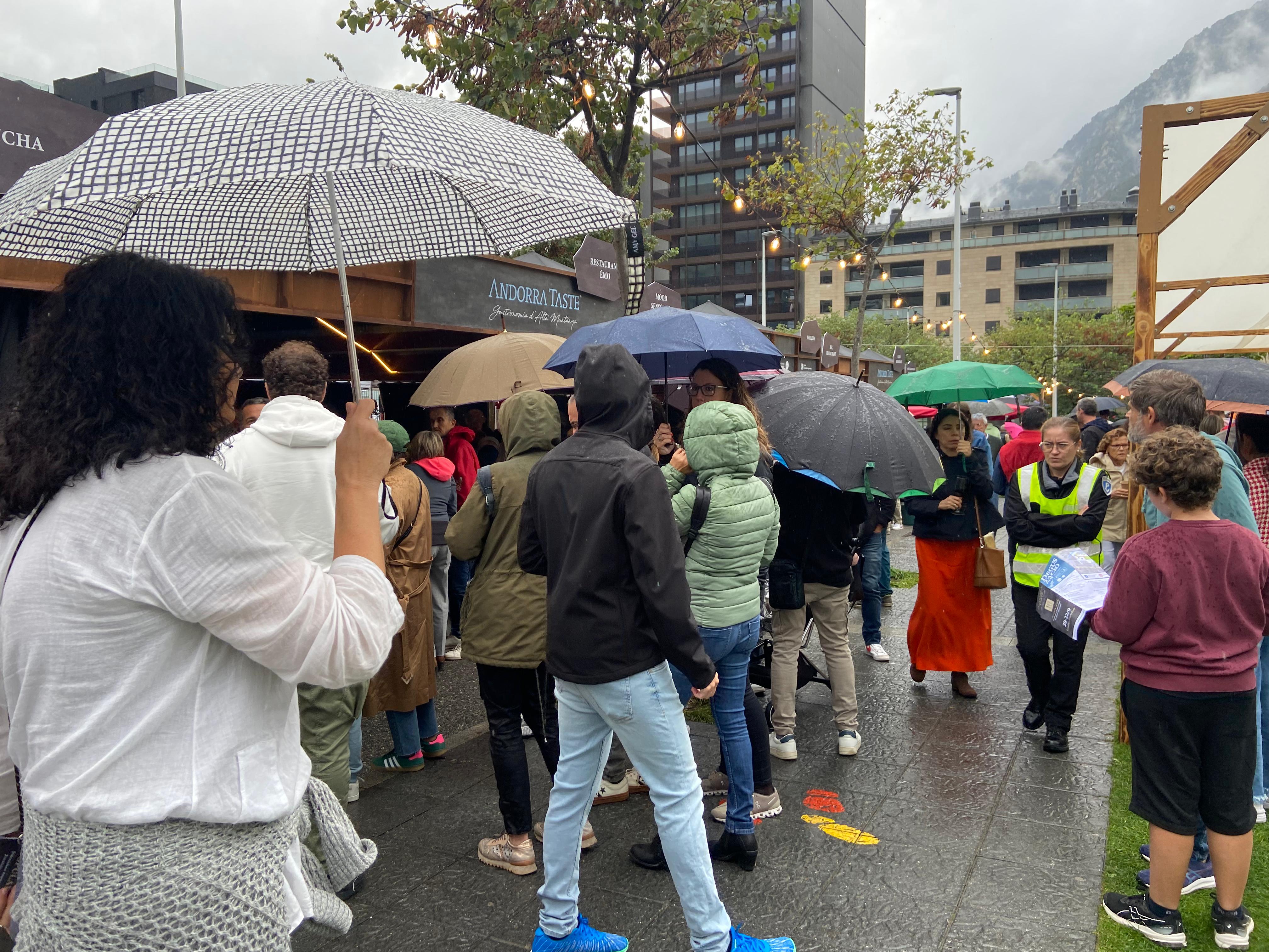 La pluja no ha impedit que els assistents fessin cua als seus establiments preferits. La pluja no ha impedit que els assistents fessin cua als seus establiments preferits.