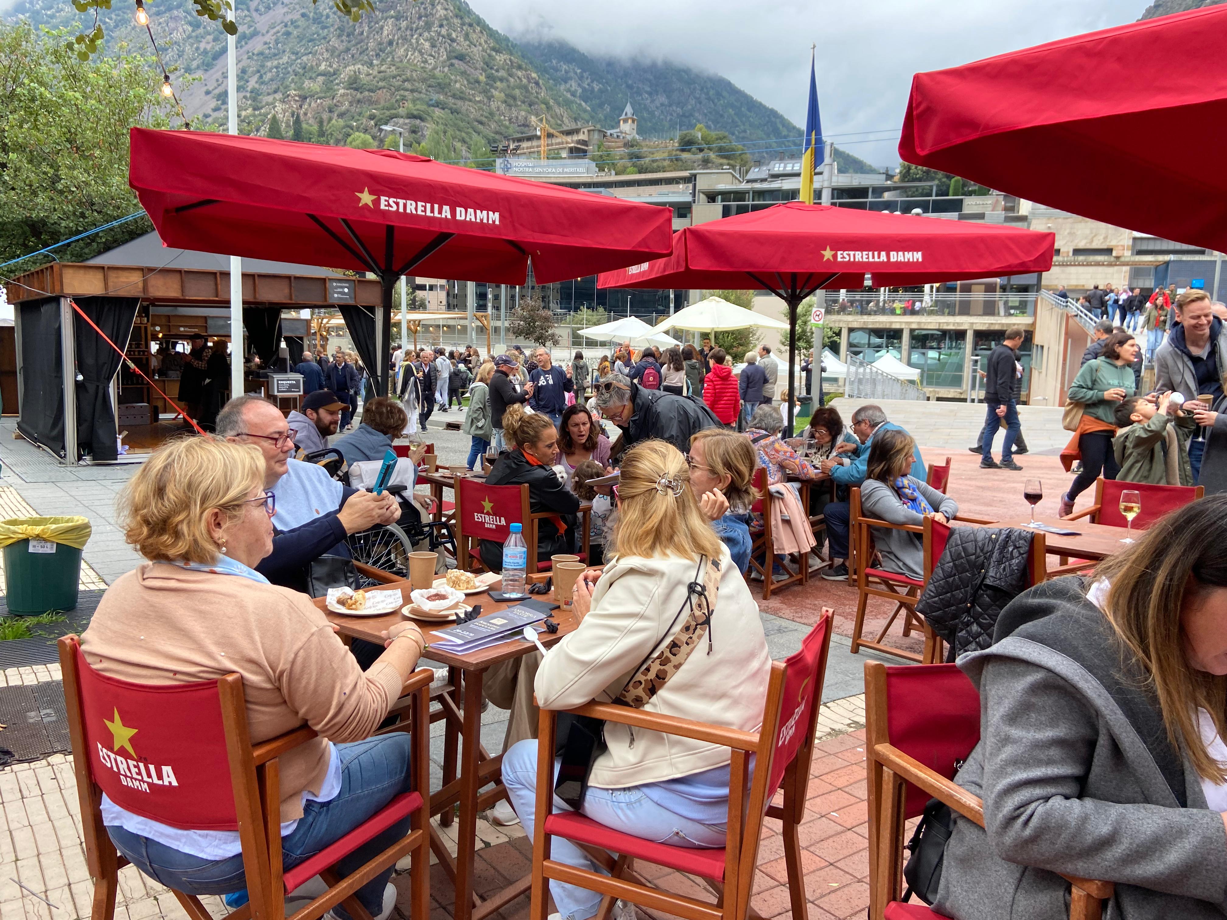 L'organització ha proporcionat diversos espais per seure i menjar amb tranquil·litat. L'organització ha proporcionat diversos espais per seure i menjar amb tranquil·litat.