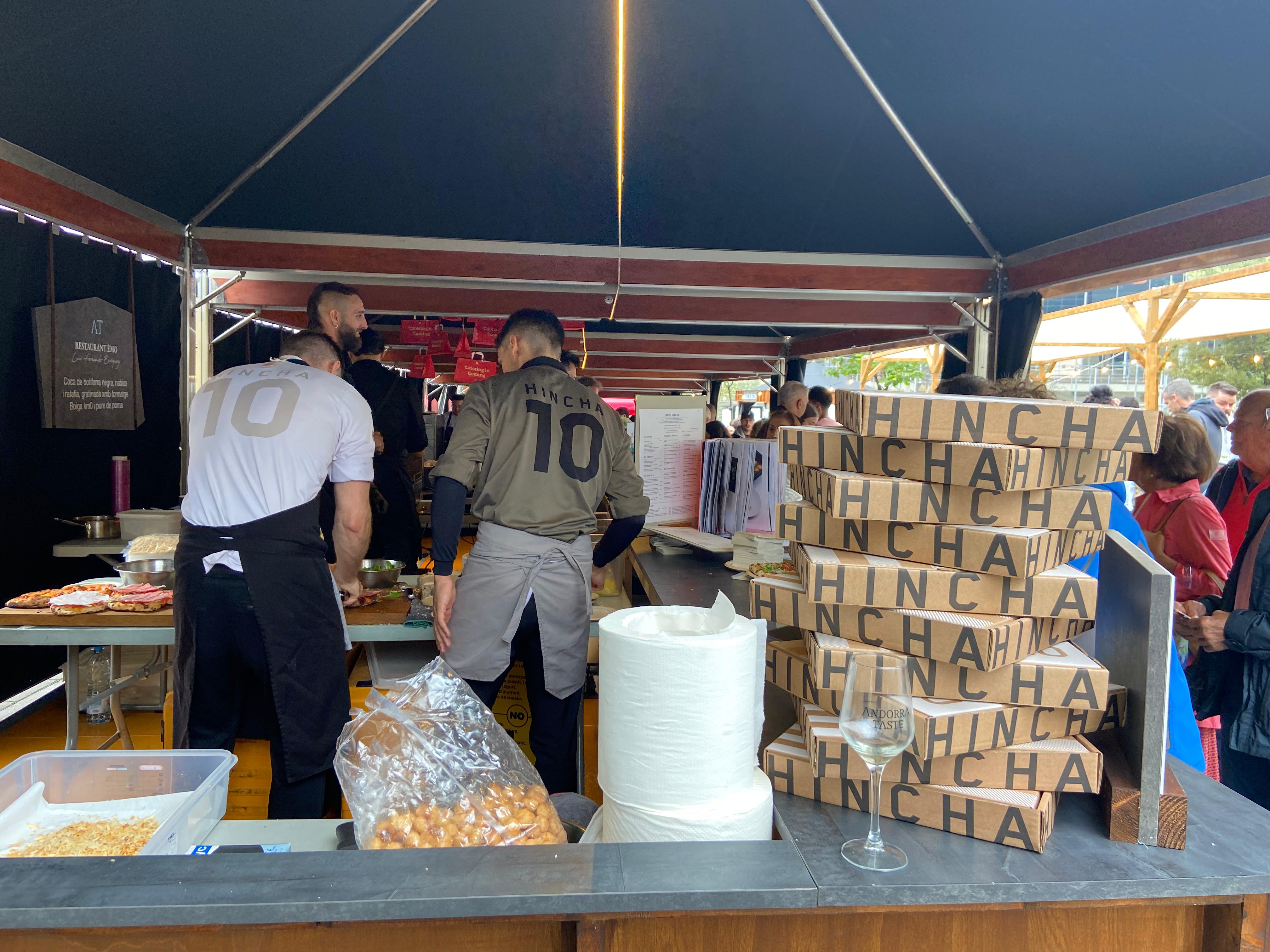 L'Hincha, el restaurant de Leo Messi, elabora la seva pròpia pizza carbonara. L'Hincha, el restaurant de Leo Messi, elabora la seva pròpia pizza carbonara.