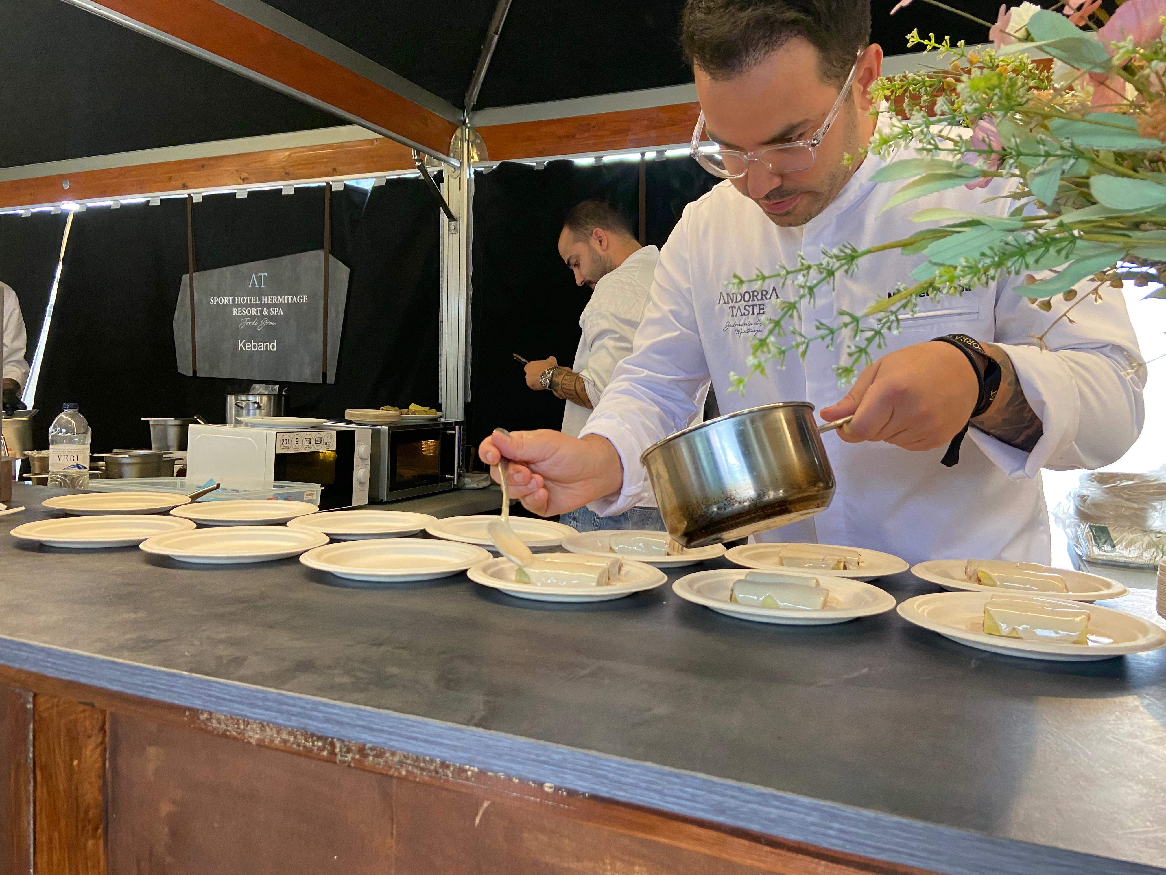 El xef del Celler d'en Toni, Marcel Besolí, emplatant el caneló de galta de vedella amb beixamel de foie i bolets de temporada. La portaveu del Sindicat, Rebeca Bonache.