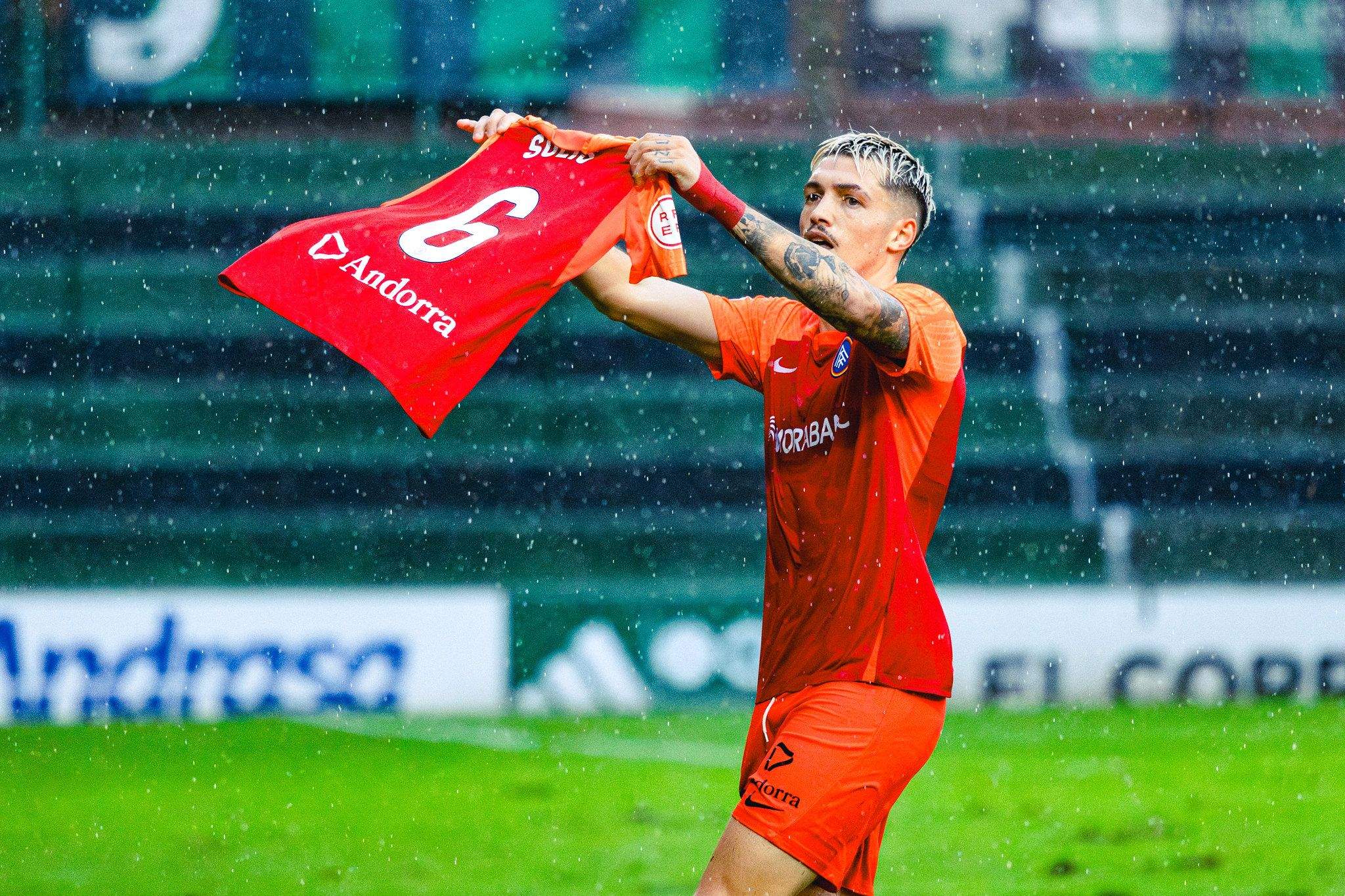 L'únic golejador del partit, Lautaro de León, mostrant una samarreta de suport al lesionat Alberto Solís. 