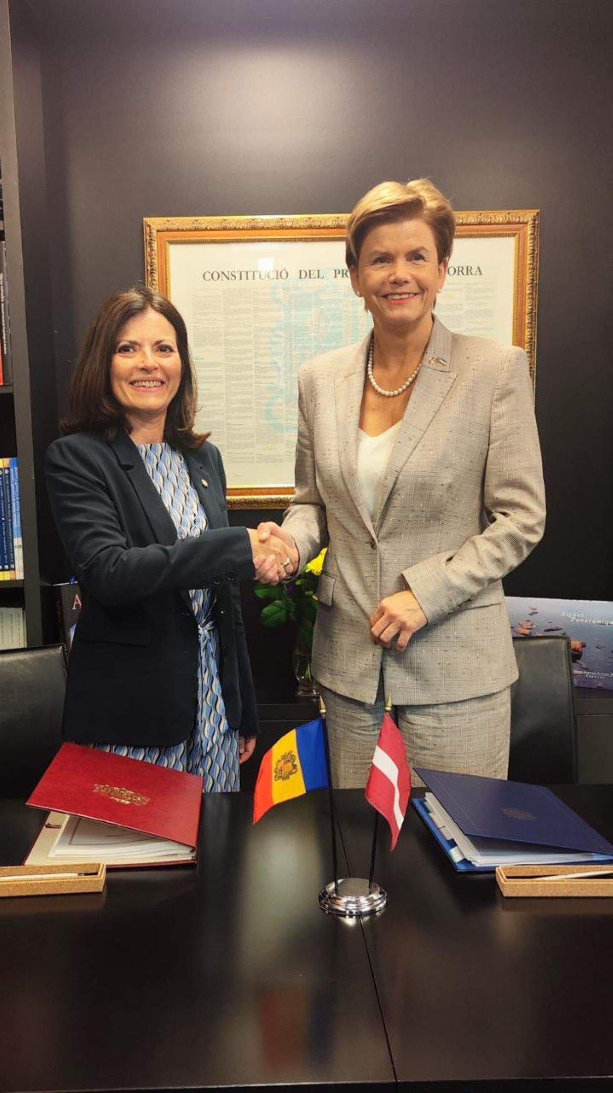 Imma Tor i Baiba Braze han signat el conveni per evitar la doble imposició.