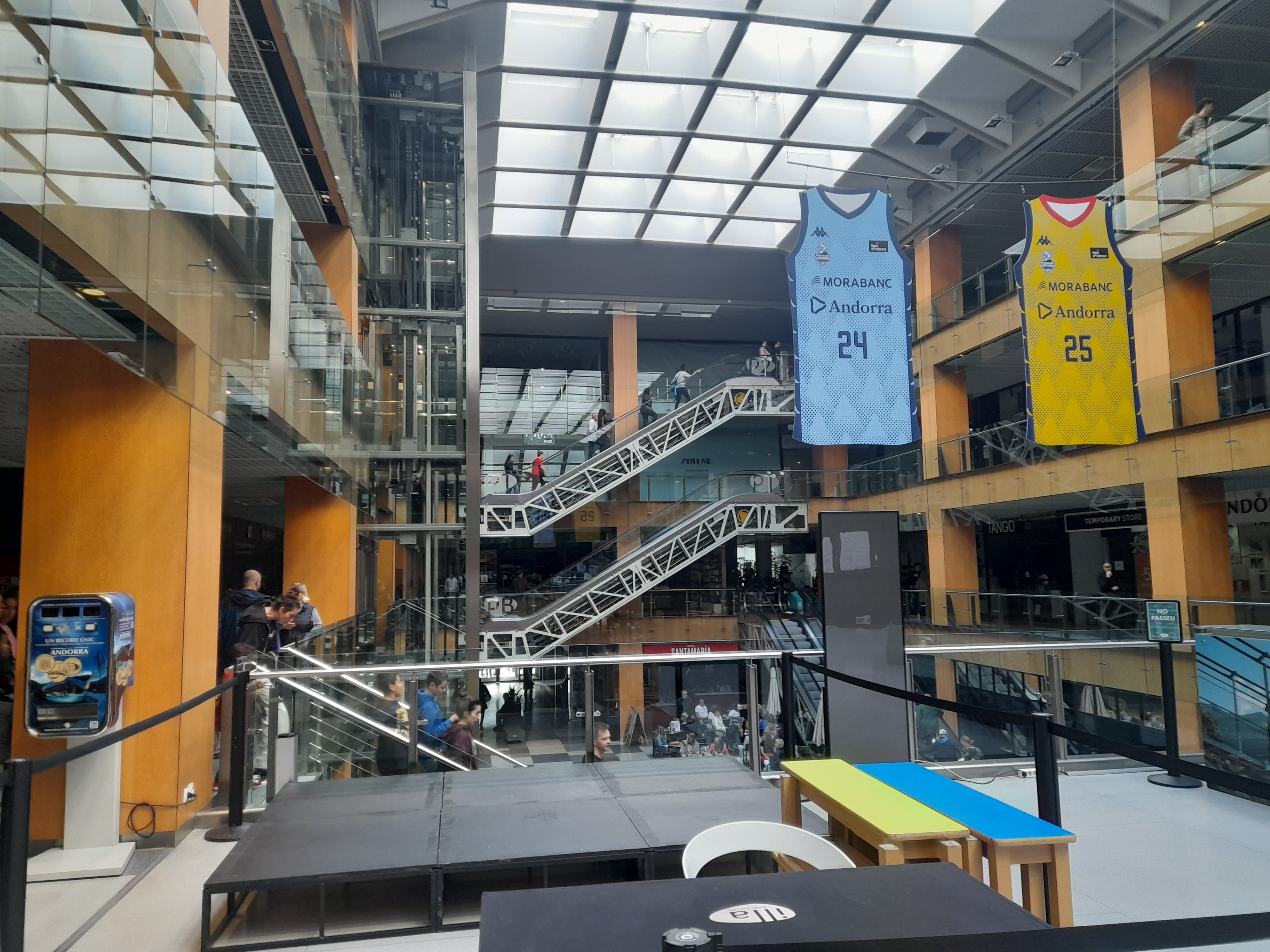 El centre comercial Illa Carlemany, completament sense llum. 