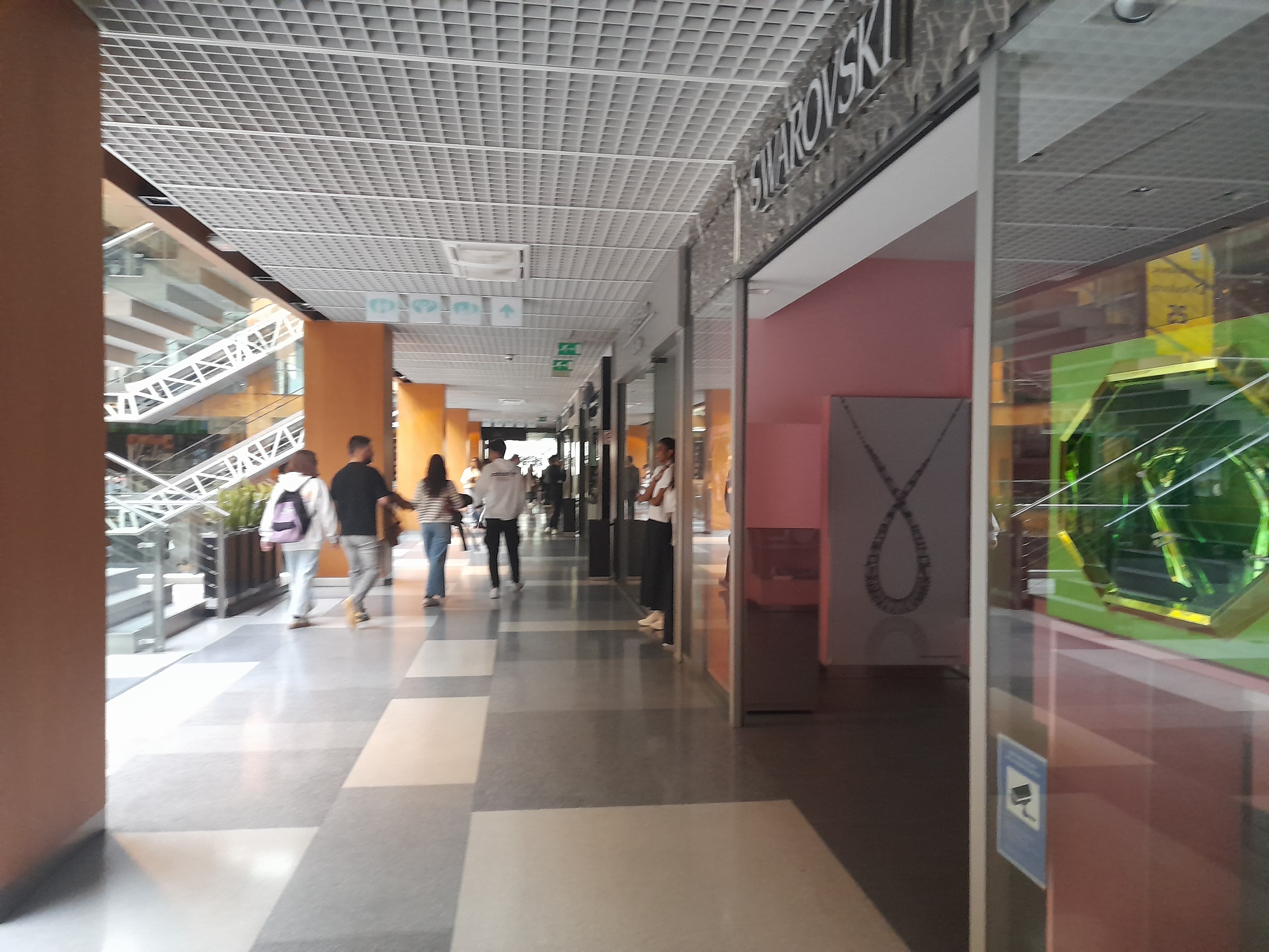 L'interior de l'Illa Carlemany ha quedat buida després de l'aturada. L'interior de l'Illa Carlemany ha quedat buida després de l'aturada.