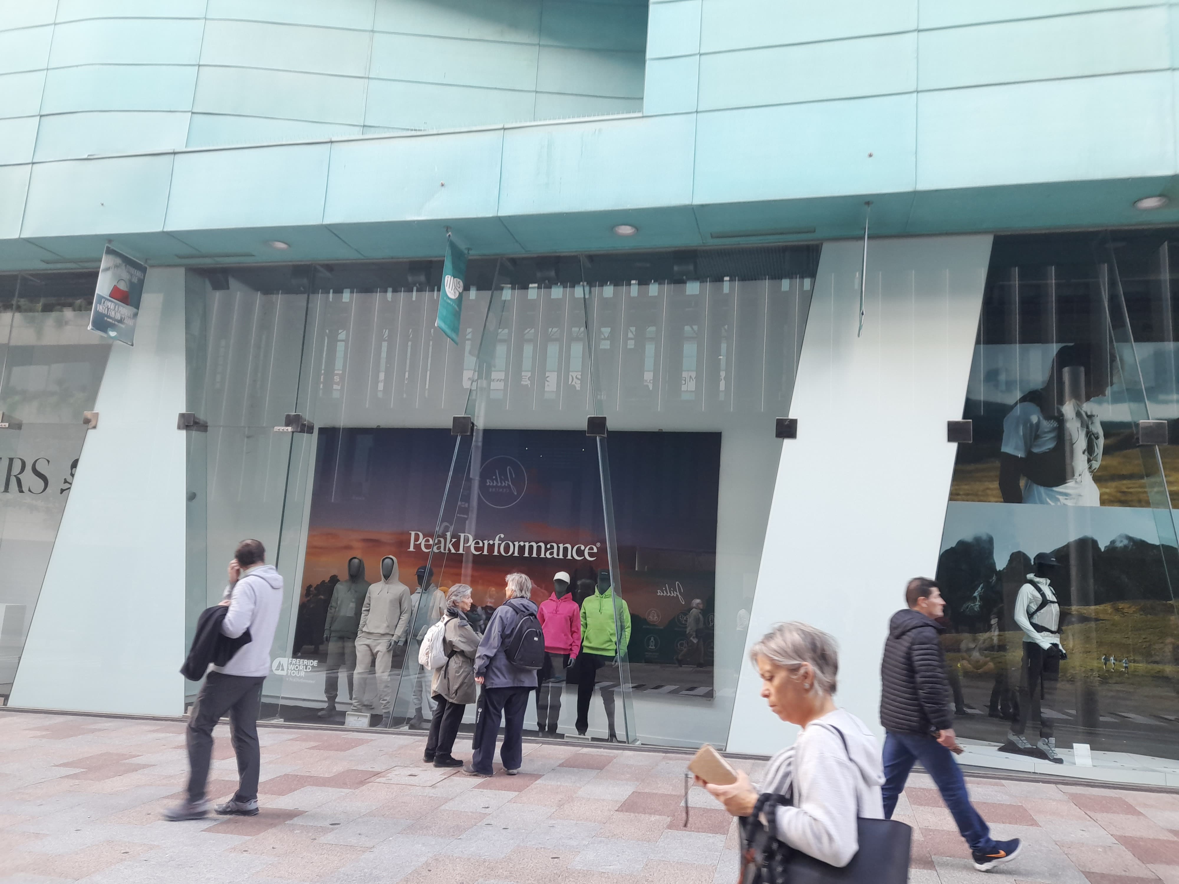 Visitants preocupats per l'avaria general. Visitants preocupats per l'avaria general.