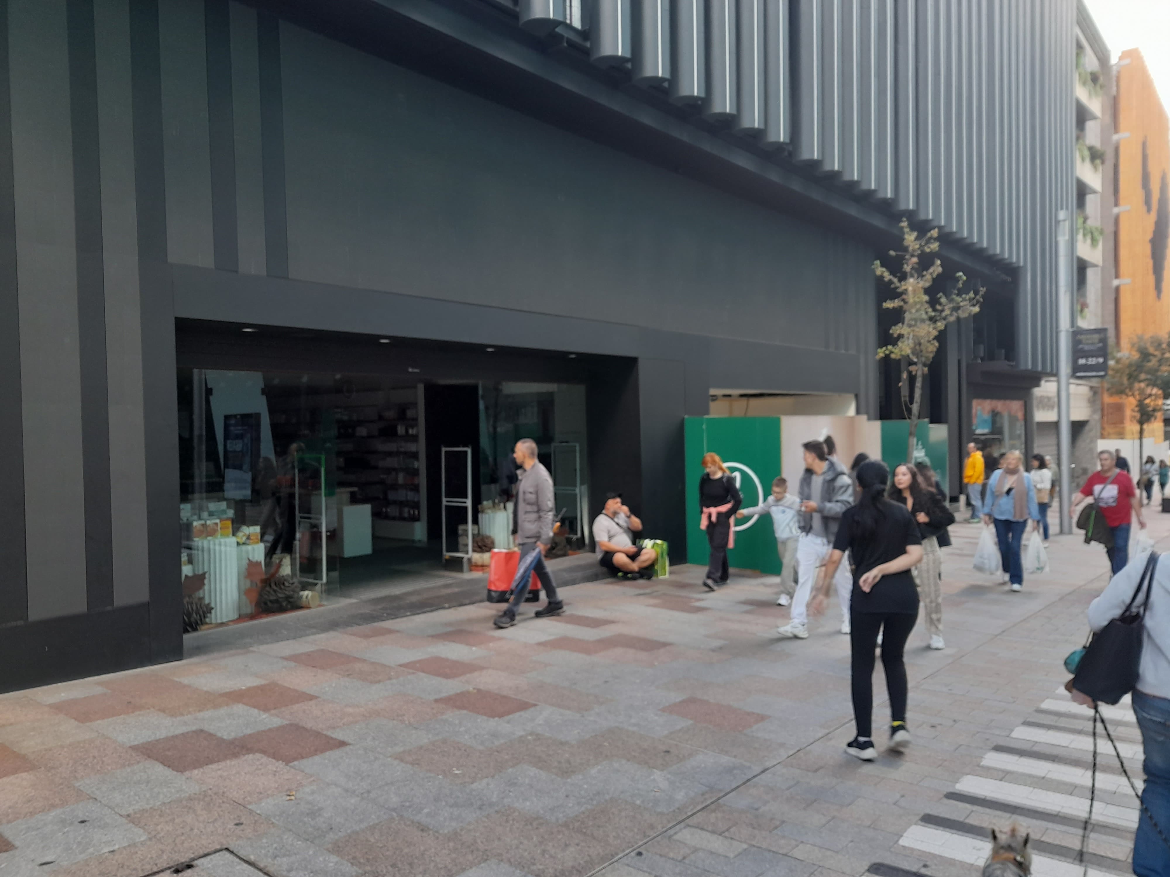 Una de les botigues de l'avinguda Carlemany, a les fosques. Una de les botigues de l'avinguda Carlemany, a les fosques.