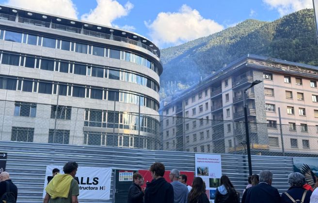 El fum que sortia de la zona del Fener ha generat força expectació. El fum que sortia de la zona del Fener ha generat força expectació.