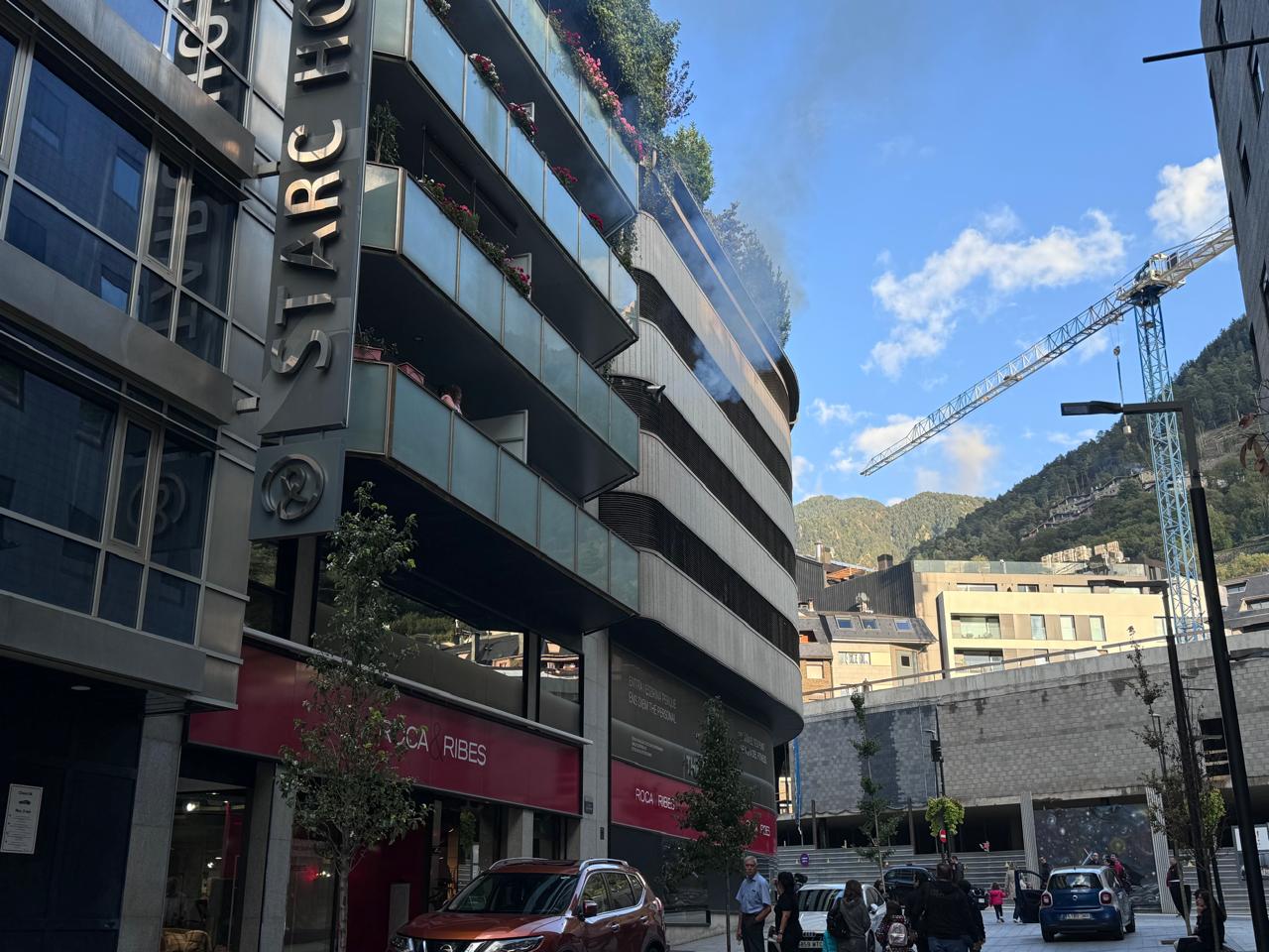 El fum que ha aparegut a la zona del Fener ha sorprès a turistes i residents. El fum que ha aparegut a la zona del Fener ha sorprès a turistes i residents.