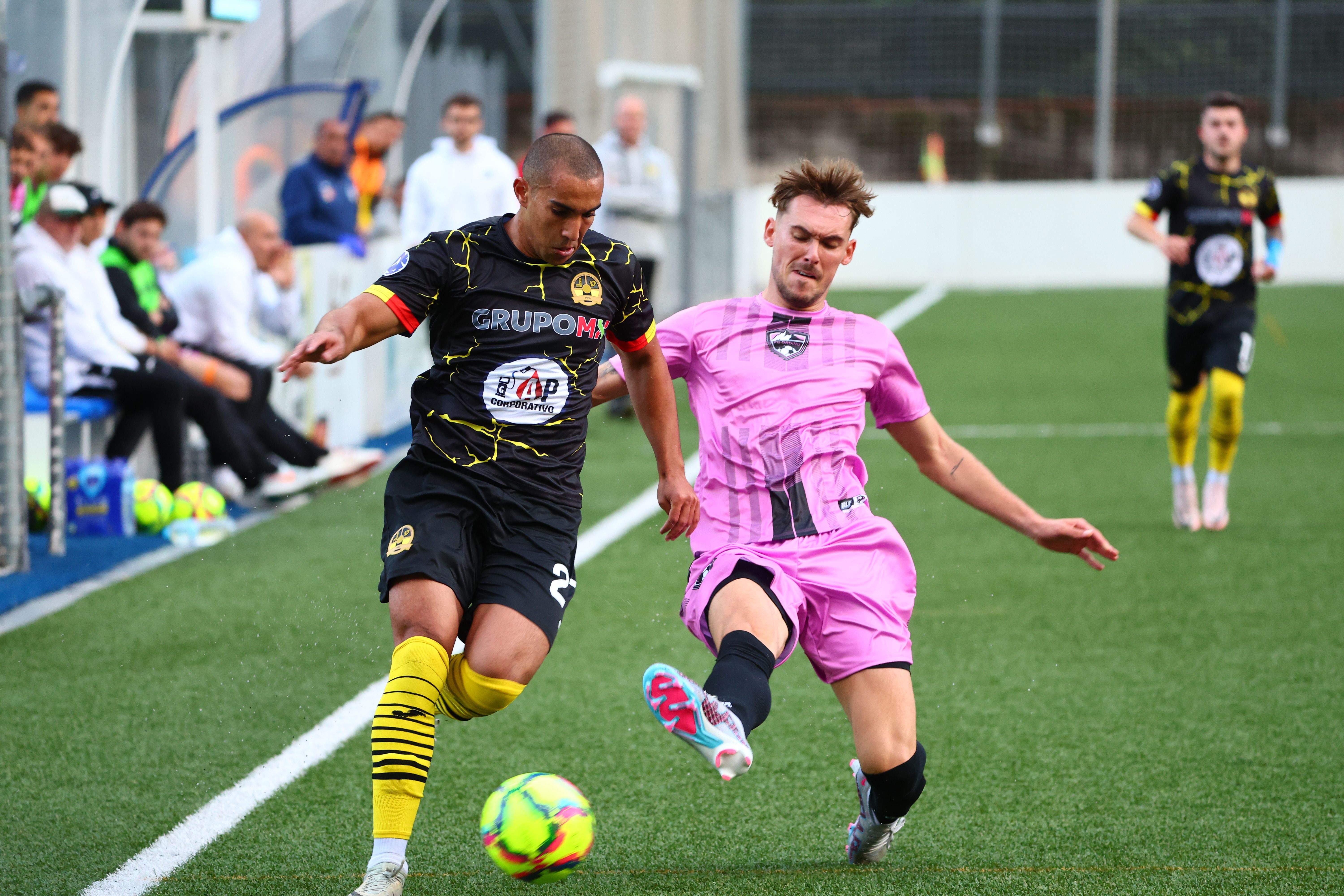 Bilal El Bakkali, superant un defensor de l'Ordino.
