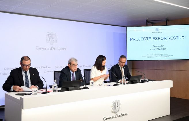 La ministra Mònica Bonell, durant la seva intervenció amb Ladislau Baró i els dos secretaris d'Estat. La ministra Mònica Bonell, durant la seva intervenció amb Ladislau Baró i els dos secretaris d'Estat.