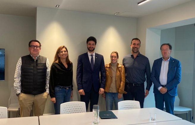 El líder de Concòrdia, Cerni Escalé, amb representants de l'EFA. El líder de Concòrdia, Cerni Escalé, amb representants de l'EFA.