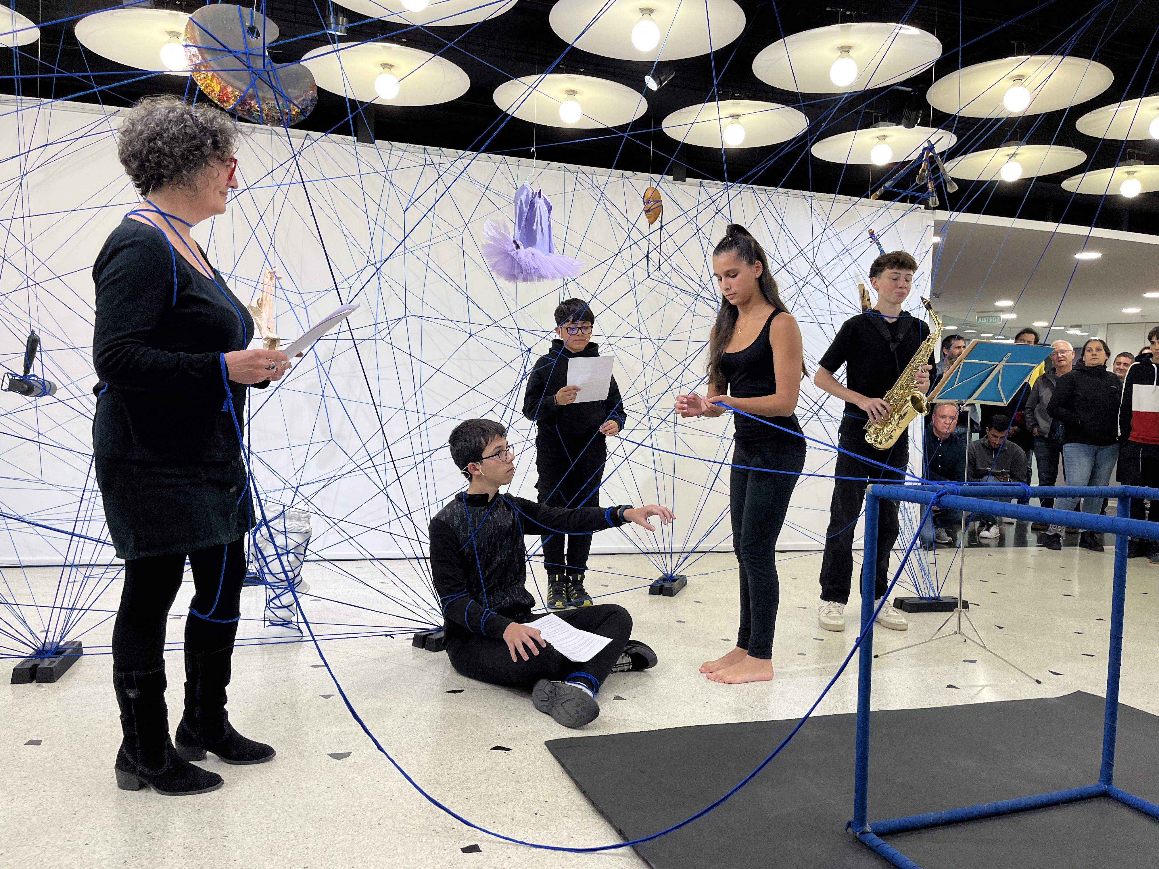 La performance durant la inauguració de la instal·lació 'Lligams', a la Llacuna.