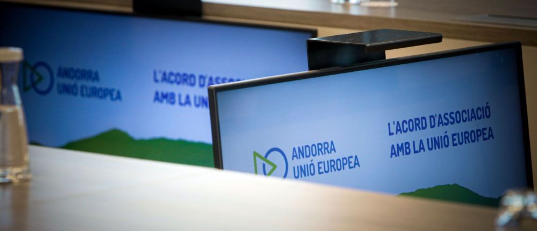 Pantalles amb les imatges de l'acord d'associació.