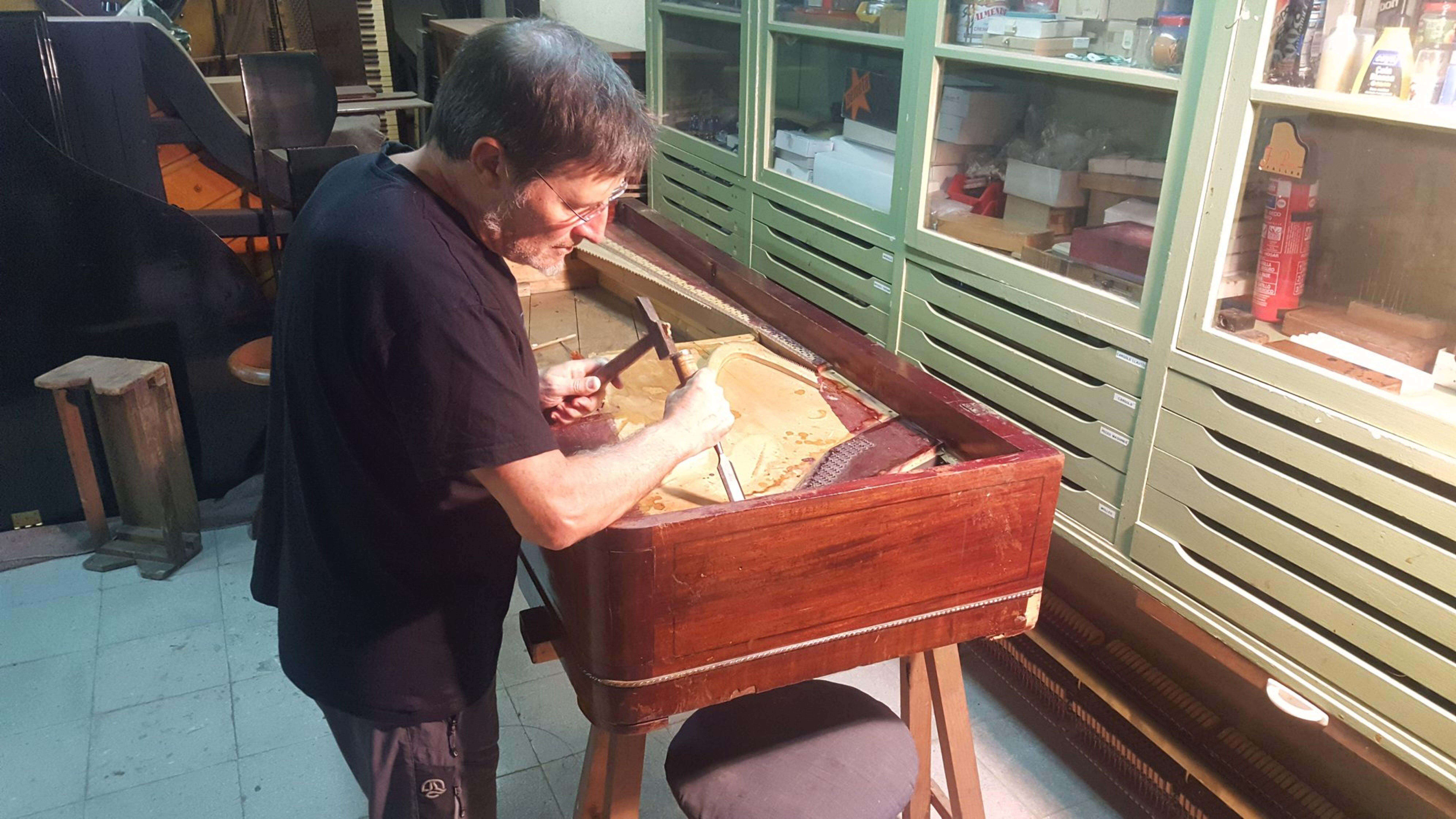 Jaume Barmona treballant en un piano.