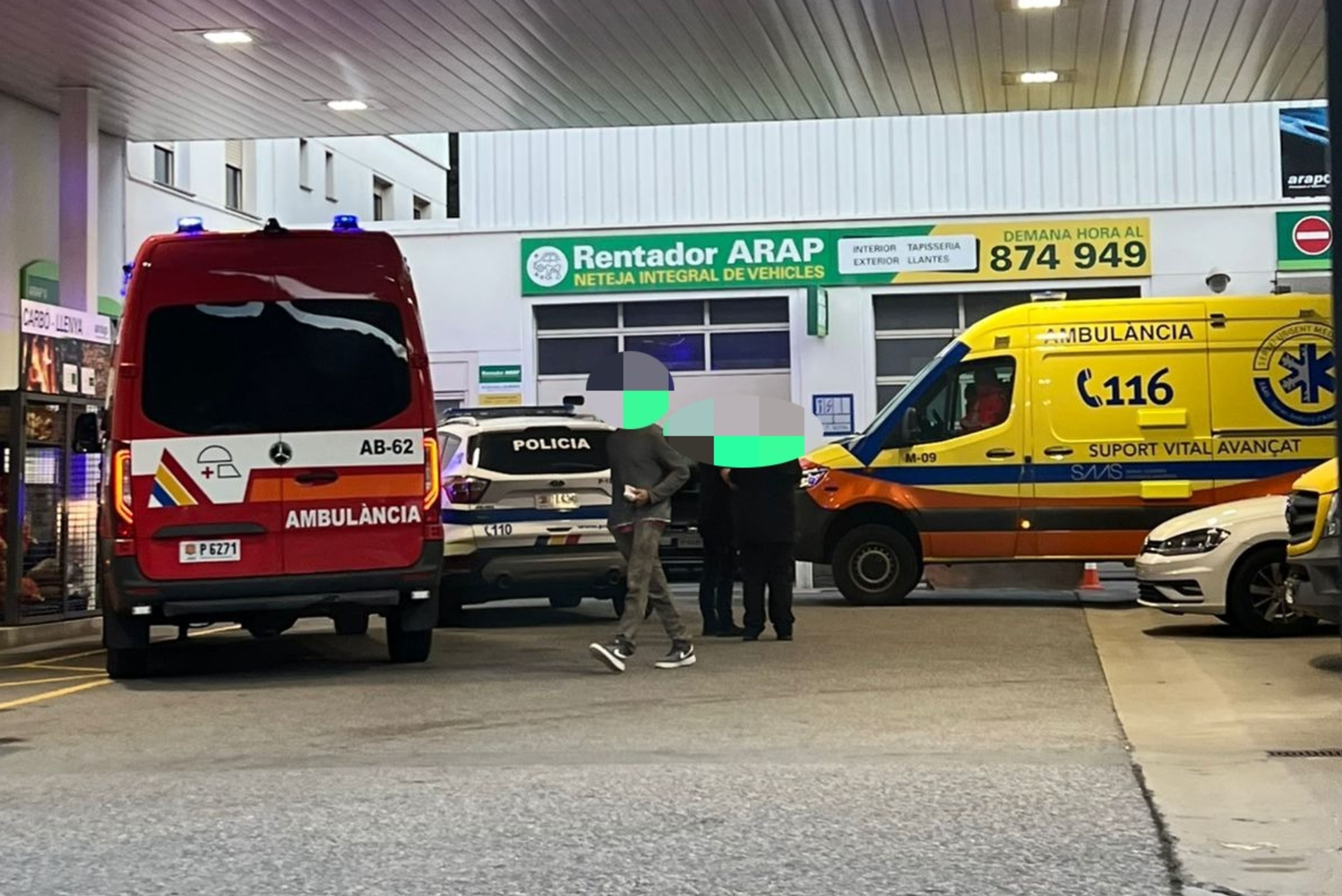 Dotacions de diversos cossos s'han traslladat fins a la gasolinera.