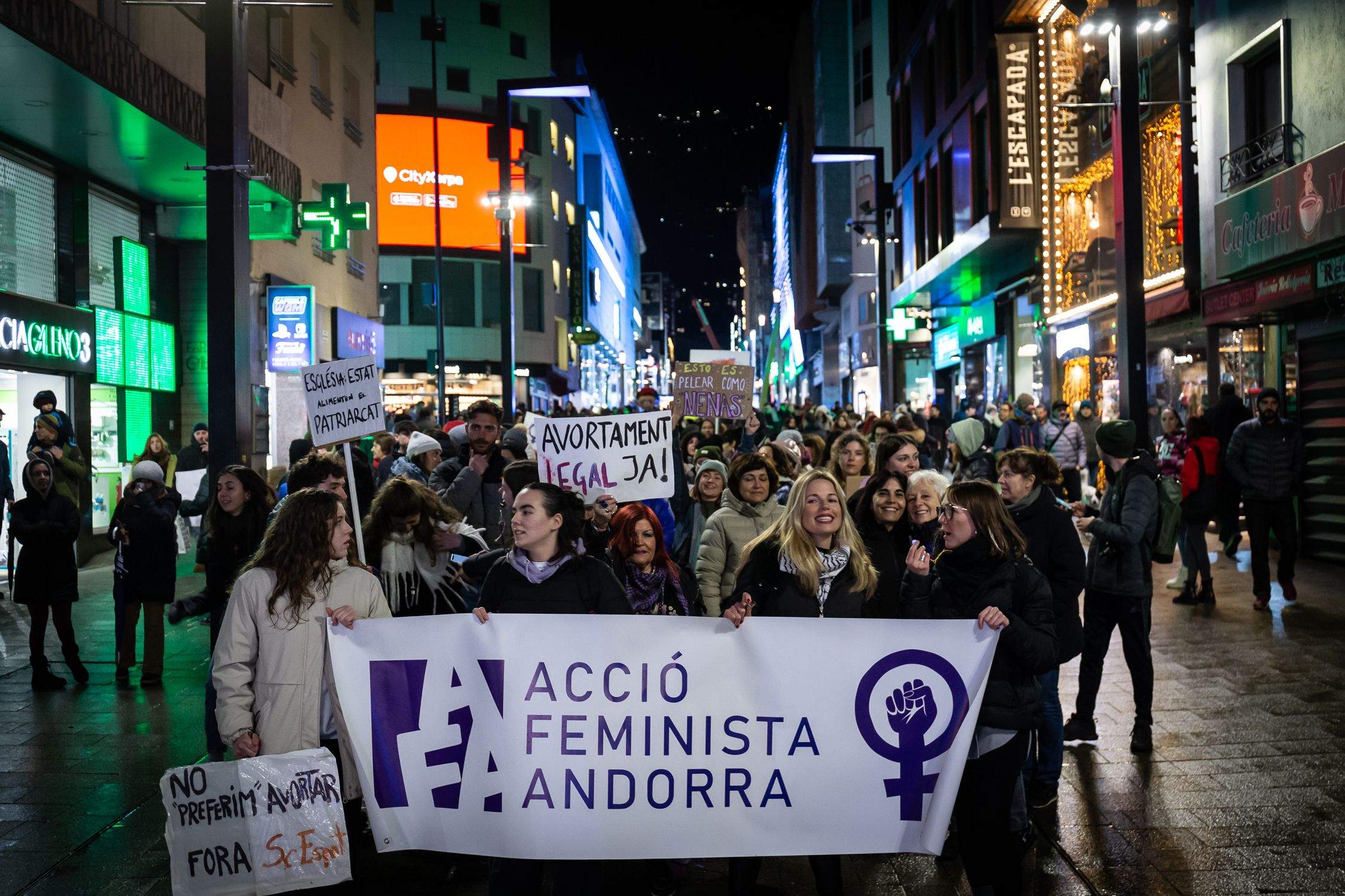 Responsables d'Acció Feminista en una manifestació per l'avinguda Carlemany.